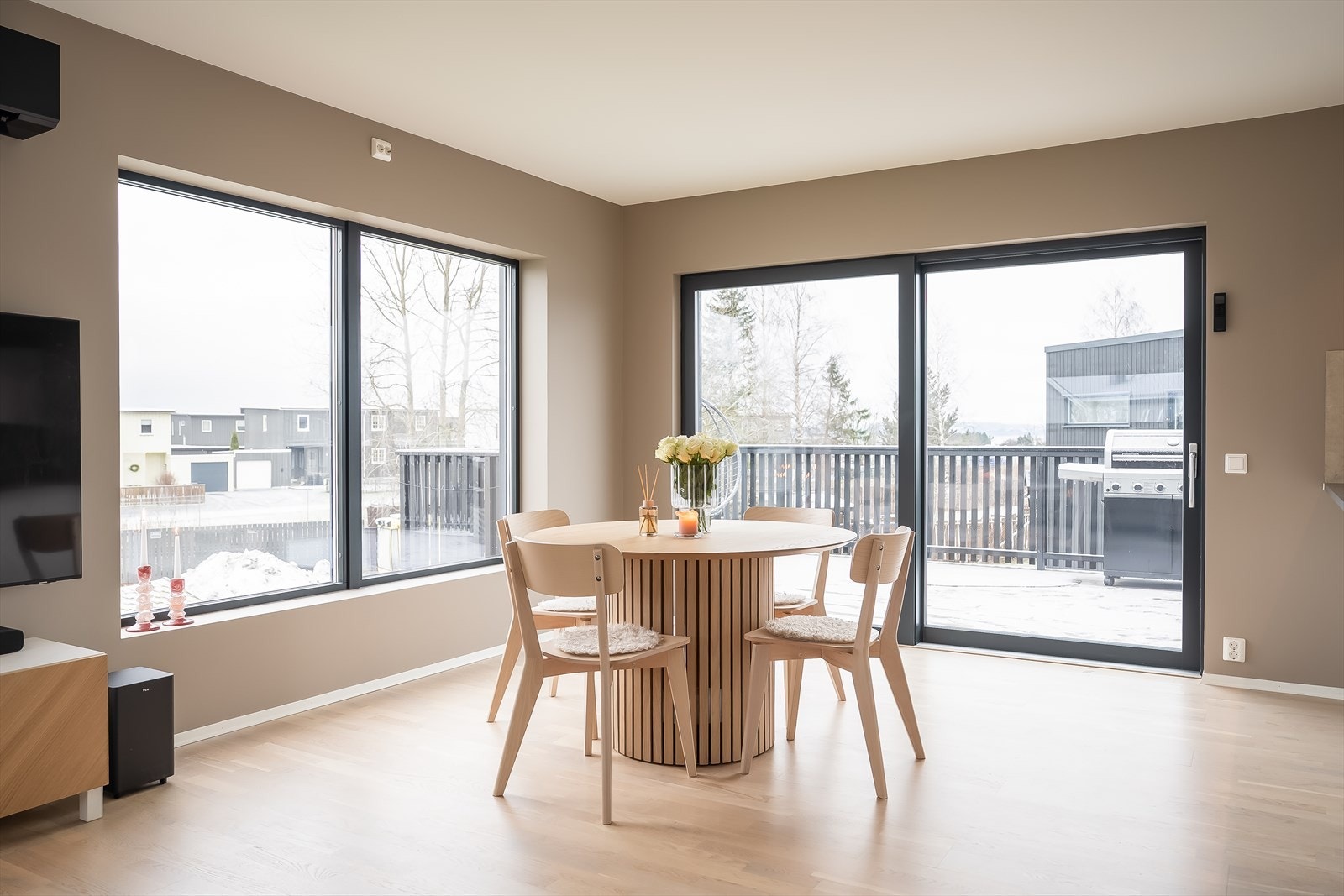 Her får du rause vindusflater som slipper inn rikelig med naturlig lys og bidrar til at stuen oppleves luftig. Galleribilde