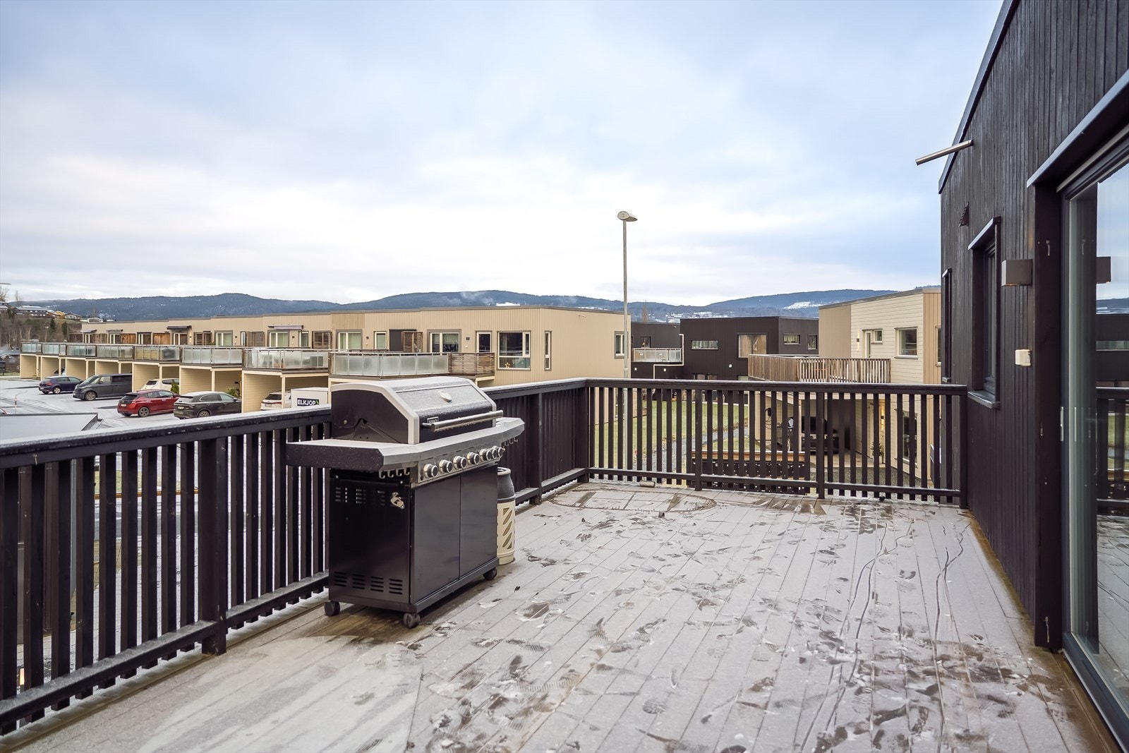 Boligen er oppført i 2022 og er en del av et veldrevet borettslag. Verandaen har en vestvendt beliggenhet med gode solforhold og utsyn mot Volhaugen i nord. Galleribilde