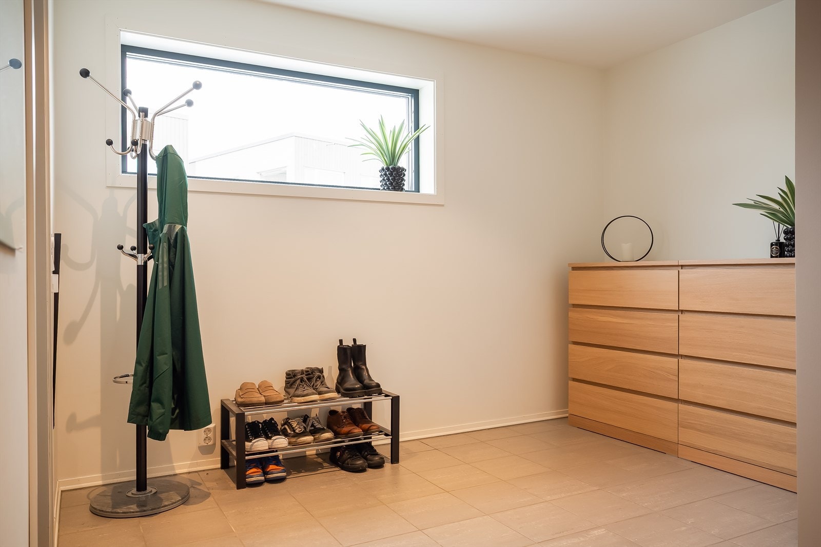 Romslig og flislagt entré med behagelig gulvvarme og god plass til oppbevaring. Galleribilde