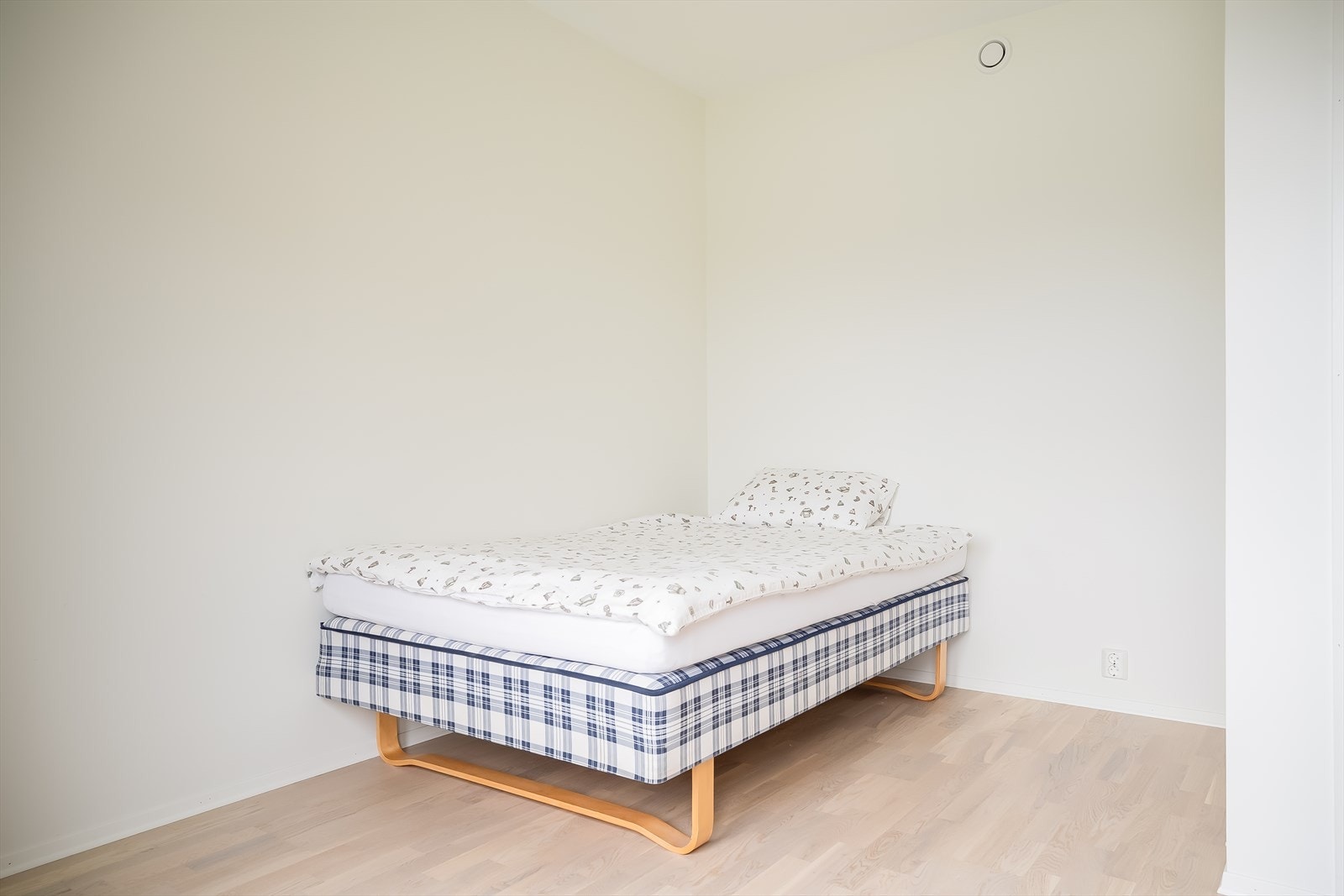 I boligens 1.etajse finner du nok et romslig og luftig soverom. Galleribilde