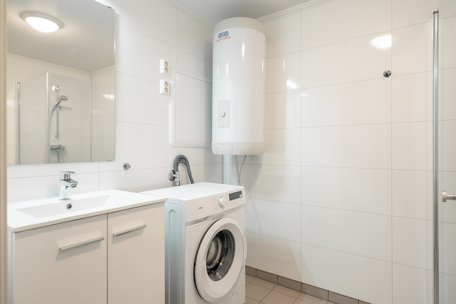 Her får du et fullverdig bad med ferdig opplegg for vaskemaskin, moderne baderomsinnredning og behagelig gulvvarme. Galleribilde