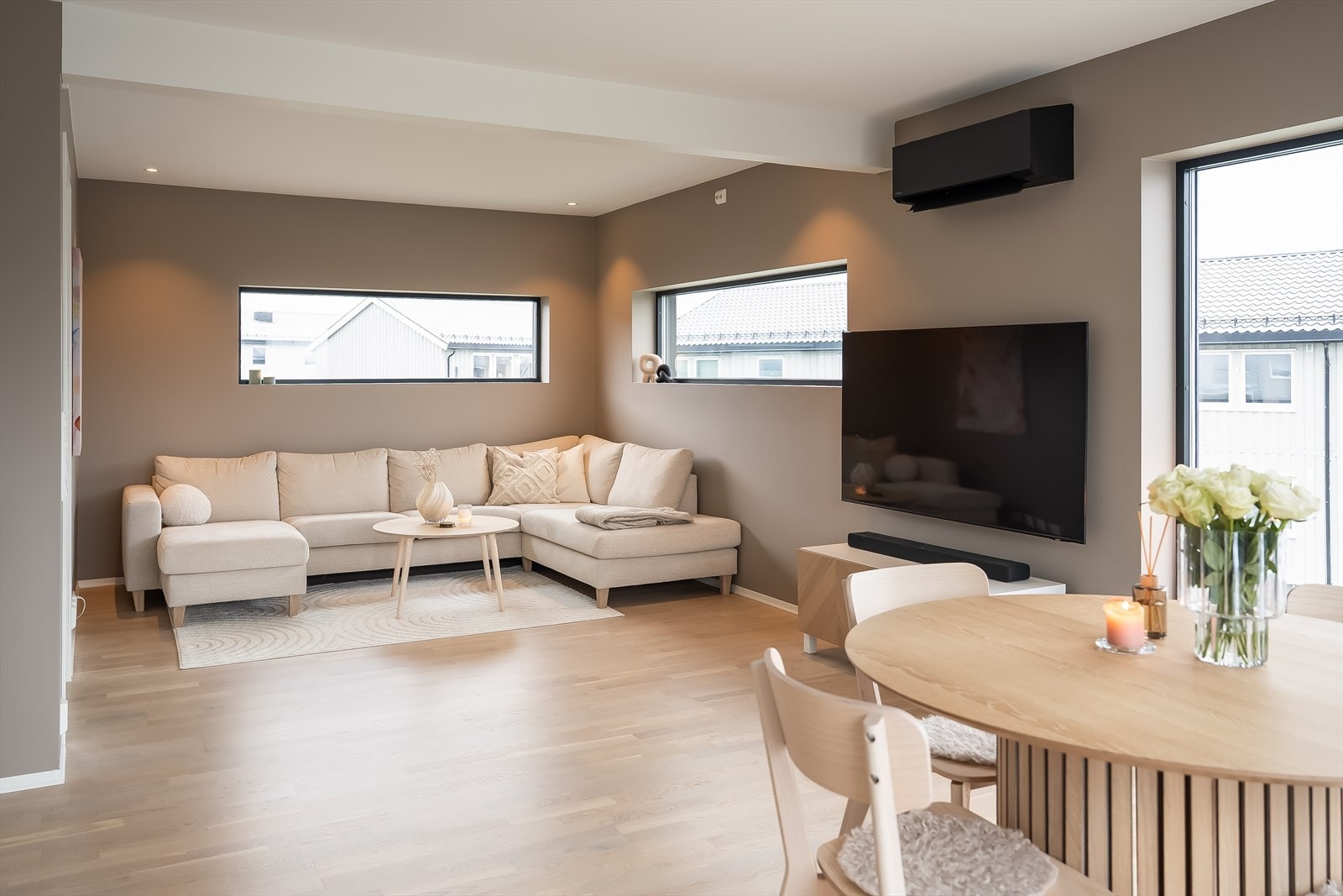 Velkommen inn! Boligen er svært innholdsrik og går over to plan, med 3 soverom og 2 bad i hoveddel, samt en fullverdig 2-roms utleiedel i første etasje. Galleribilde