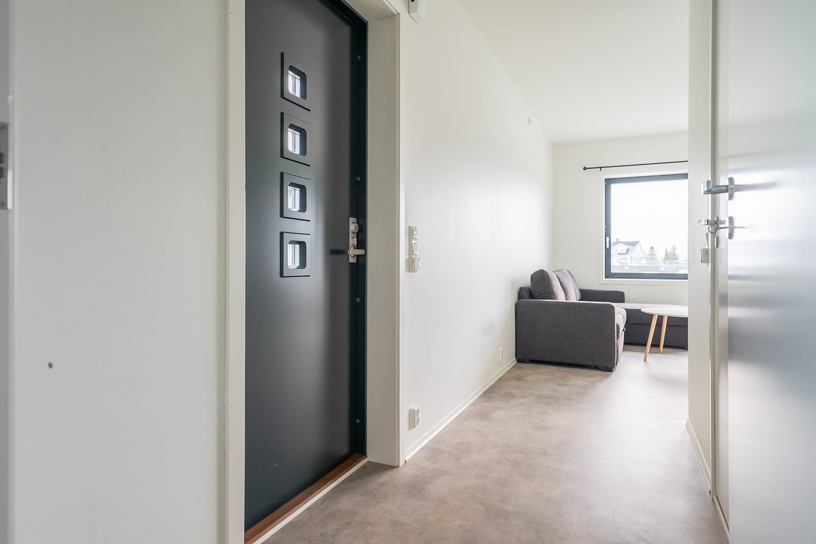 Romslig entré med plass til oppbevaring av sko og yttertøy. Galleribilde