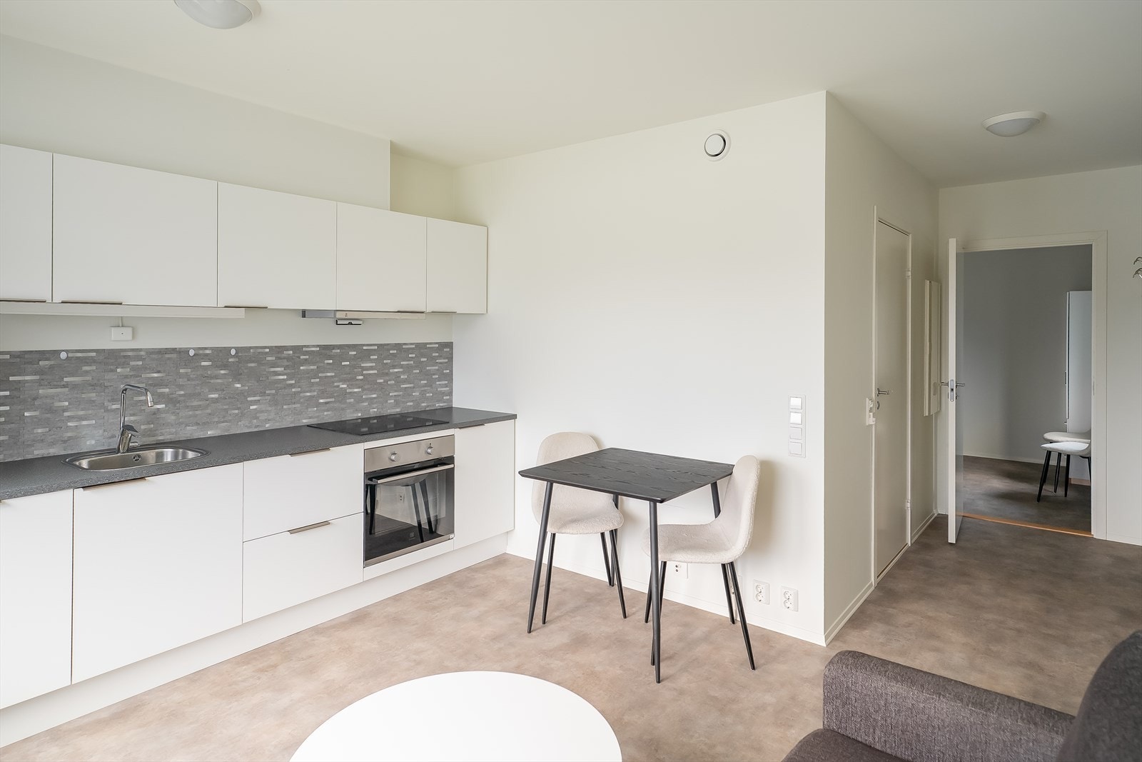 Kjøkkenet er vurdert til tilstandsgrad 0 av takstmann. Den gode planløsningen gir også rom til egen spisegruppe. Galleribilde