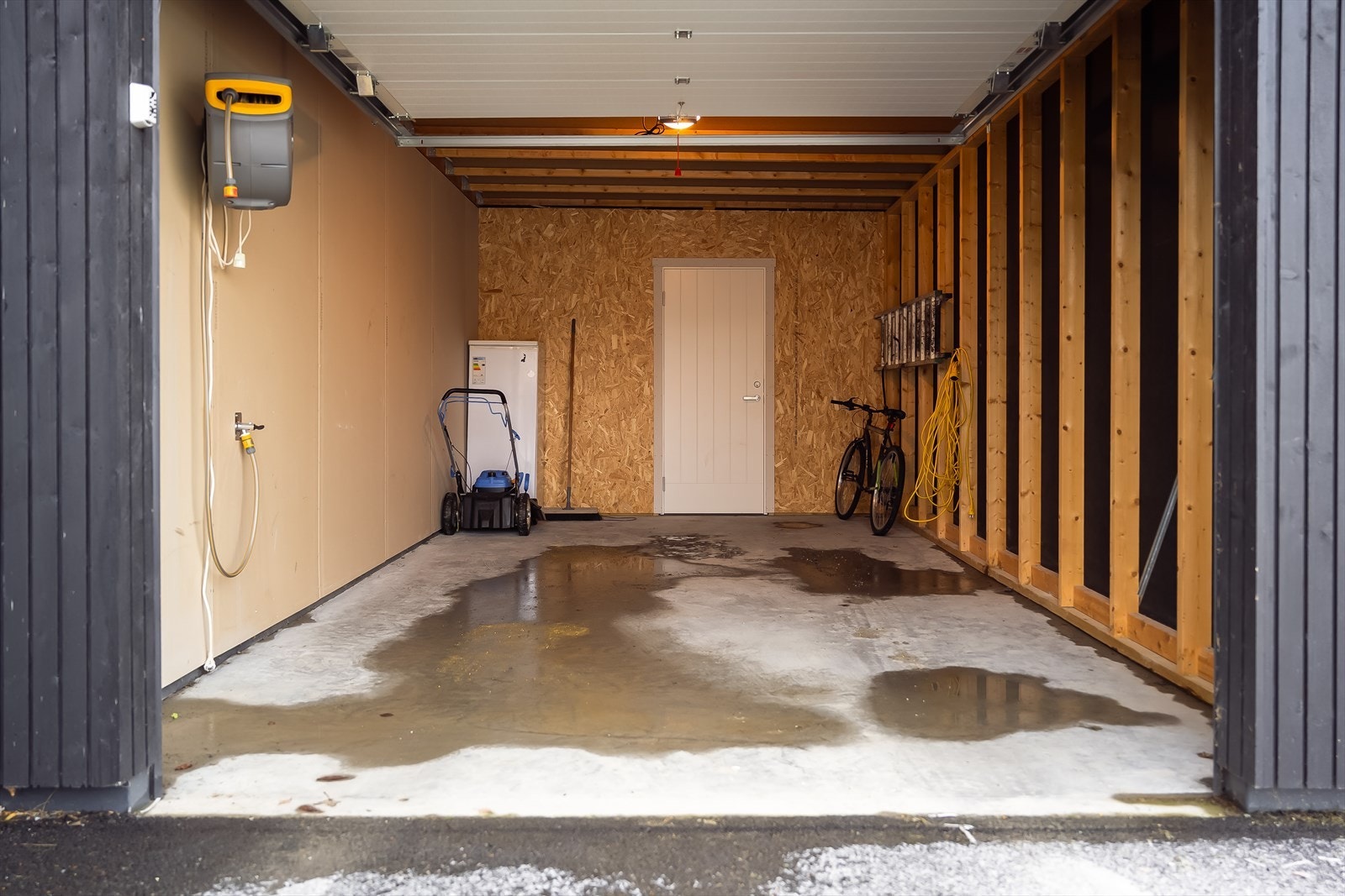 Her får du også en romslig garasje med vanntilkobling. Galleribilde