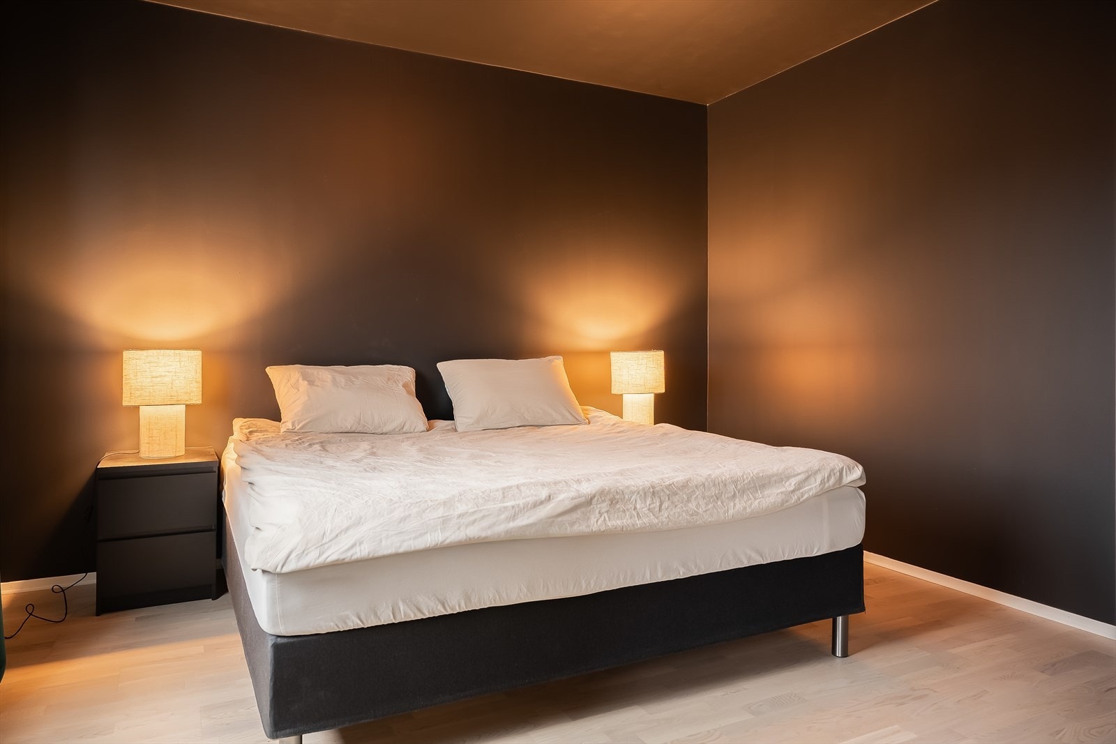 Boligens hovedsoverom er av god størrelse og enkelt plass til både garderobeløsninger og stor dobbeltseng. Galleribilde