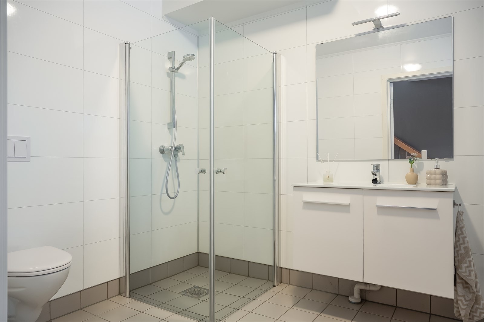 I direkte tilknytting gangen og entré, finner man boligens andre og største bad. Galleribilde