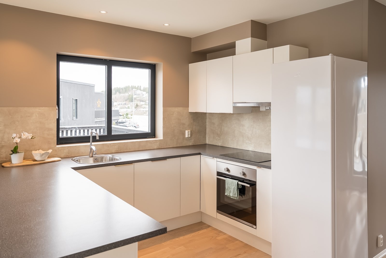 Kjøkkenet holder en gjennomgående pen stand og er blitt vurdert til tilstandsgrad 0 av takstmann. Galleribilde