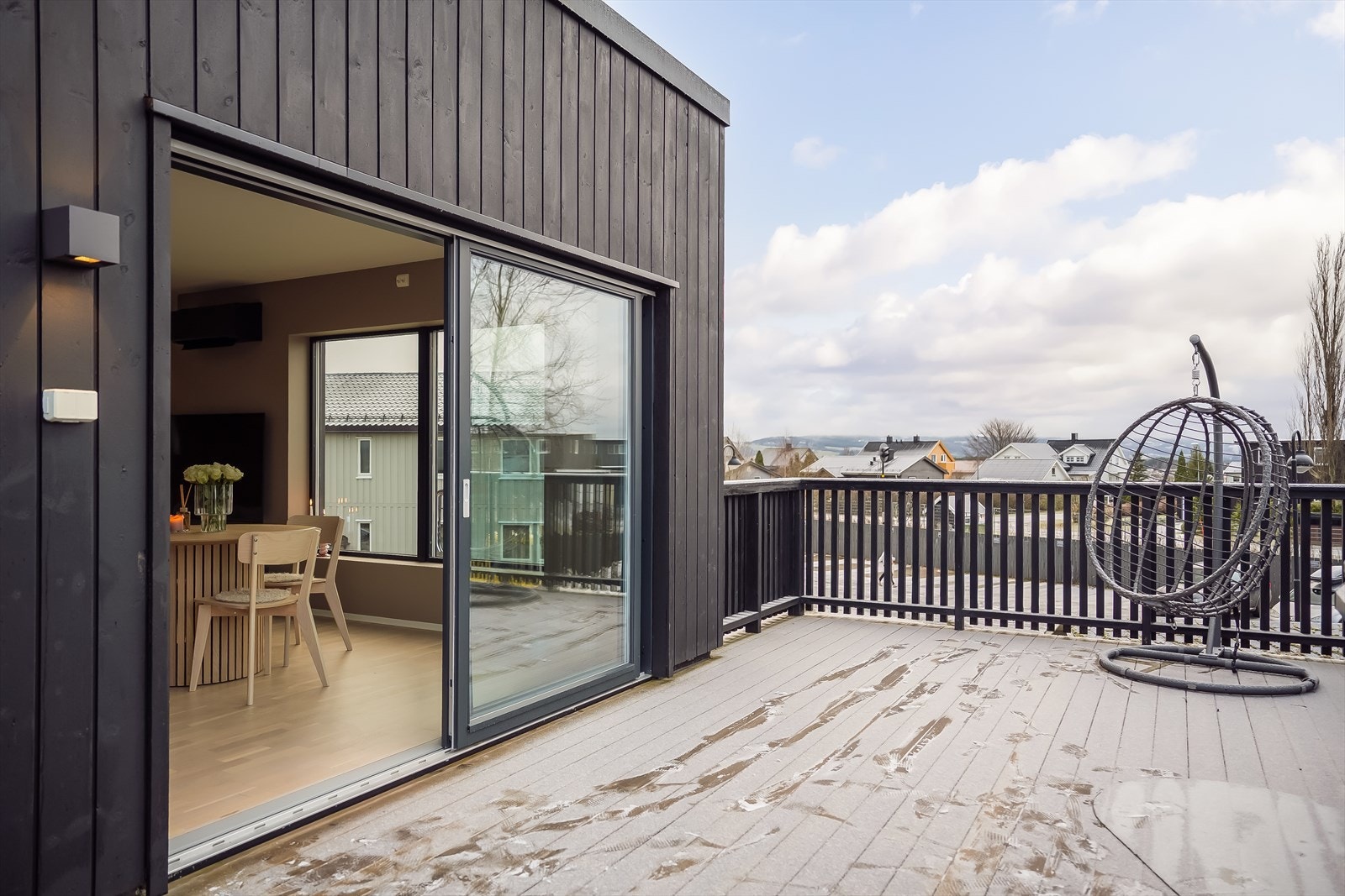 Verandaen er romslig med et areal på hele 28 m², og har god plass til grill, sittegruppe og annet ønsket utemøblement. Det er også montert utendørs stikkontakt på veggen. Galleribilde