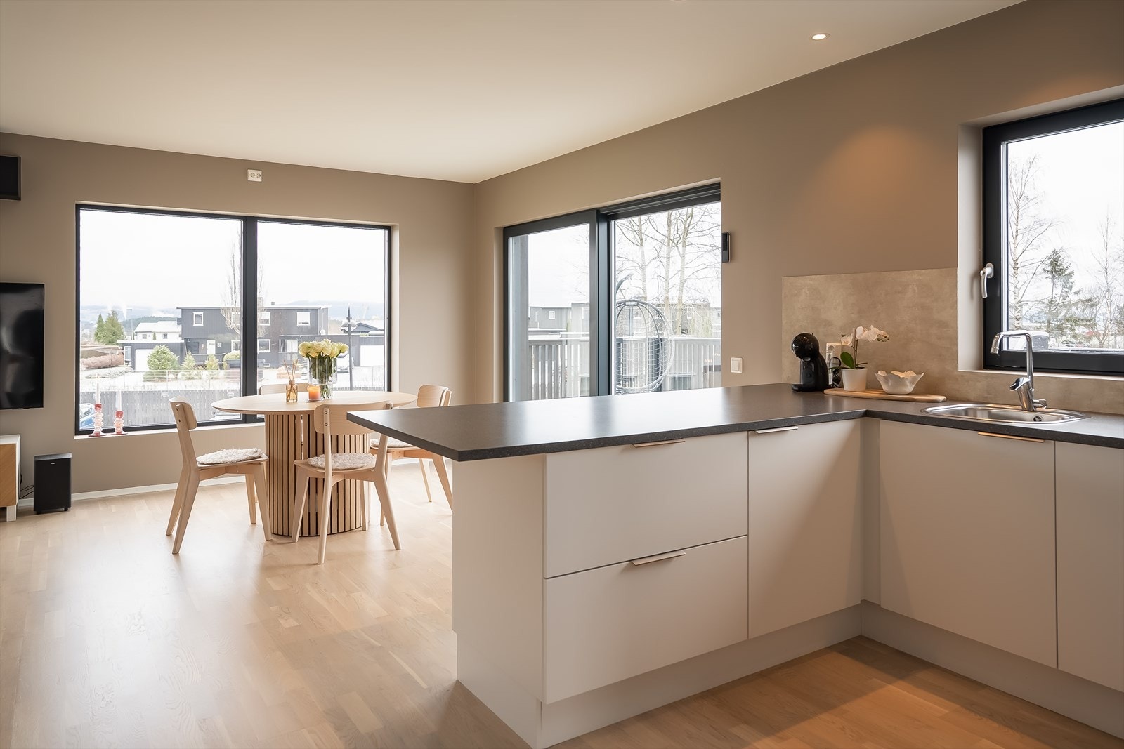 Det meste er inkludert i felleskostnadene som tv/internett, oppsparing til fremtidig vedlikehold, samt felles drift- og vedlikehold. Galleribilde