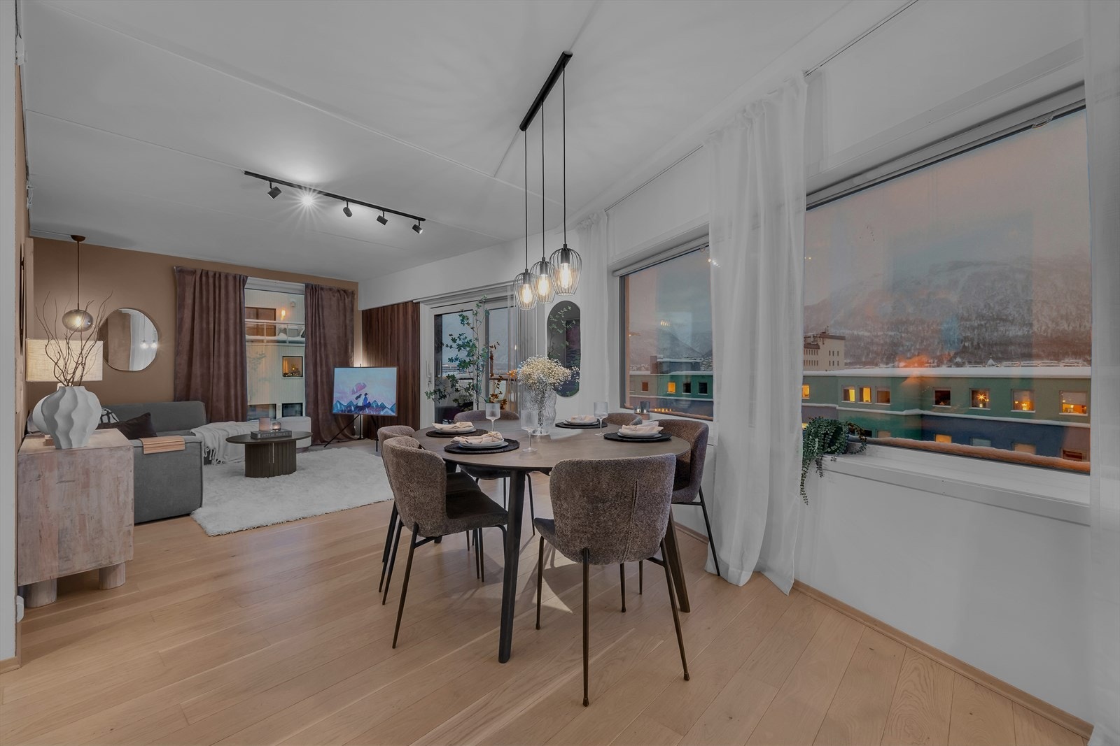 Spisegruppen har sin naturlige plassering ved kjøkken med flott utsikt mot fastlandet Galleribilde