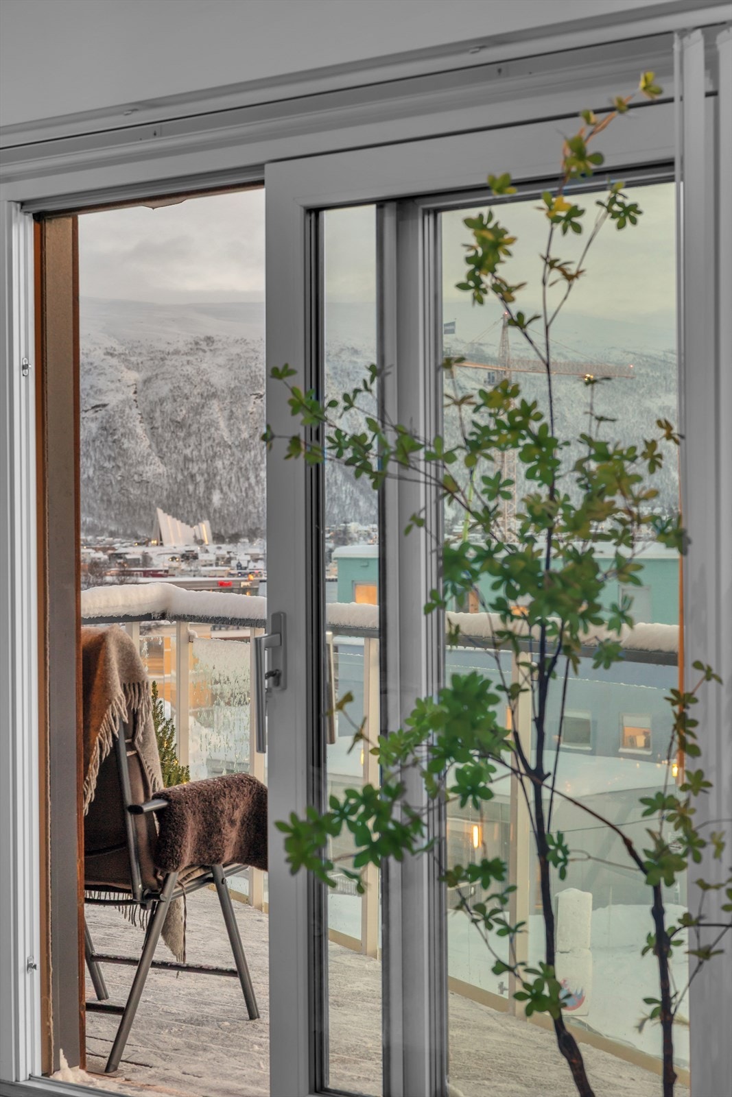 Utgang til balkong med nydelig utsikt mot Ishavskatedralen Galleribilde