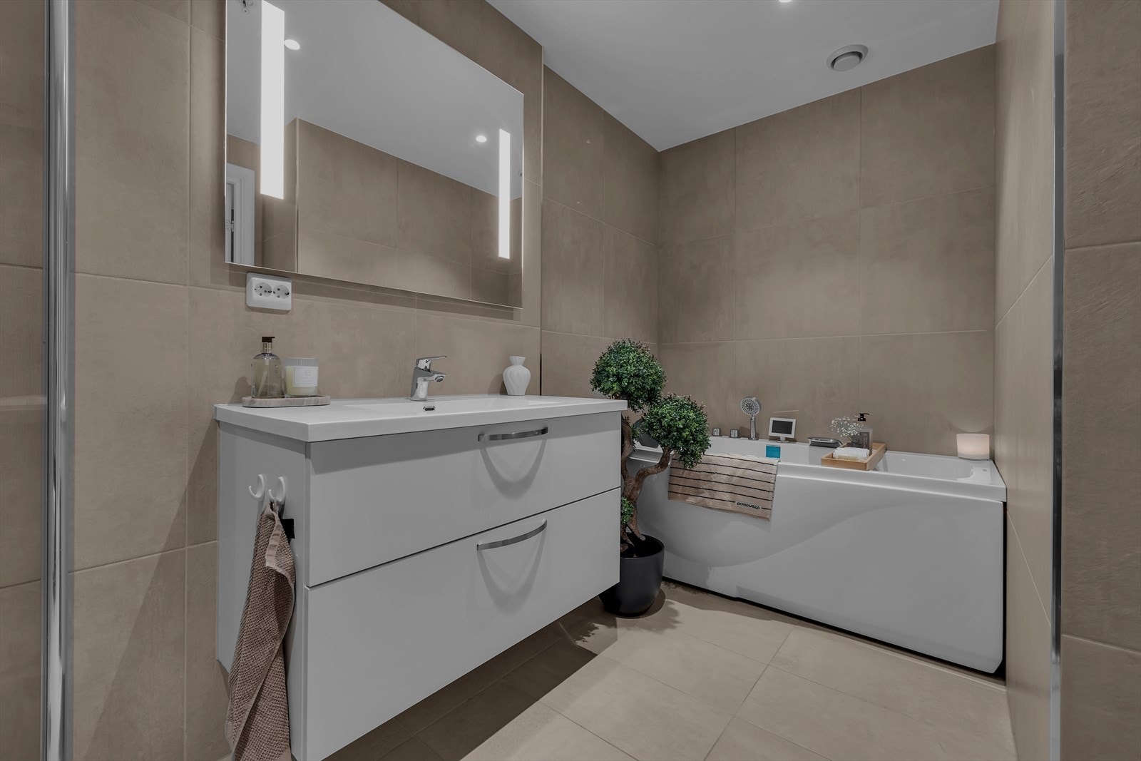 Pent flislagt bad med dusj og badekar Galleribilde