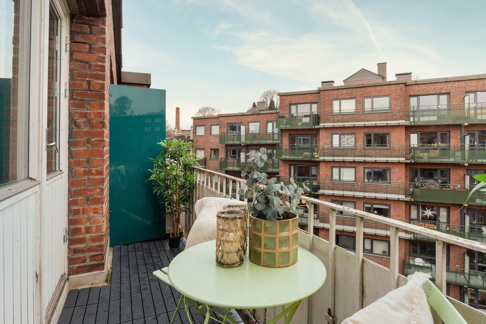 Balkongen måler 3 kvm og rommer både grill og balkongmøbler - en herlig forlengelse av stuen gjennom sommerhalvåret. Galleribilde