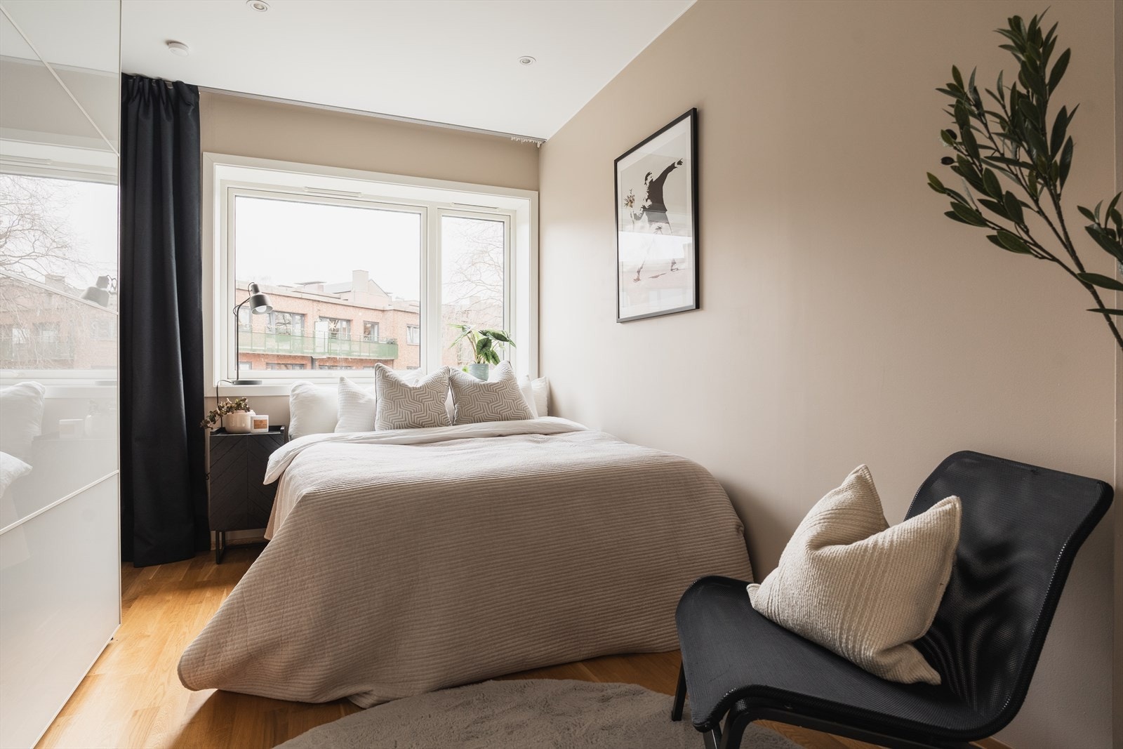 Soverommet er av god størrelse, har god plass til dobbeltseng og romslig garderobeløsning. Galleribilde