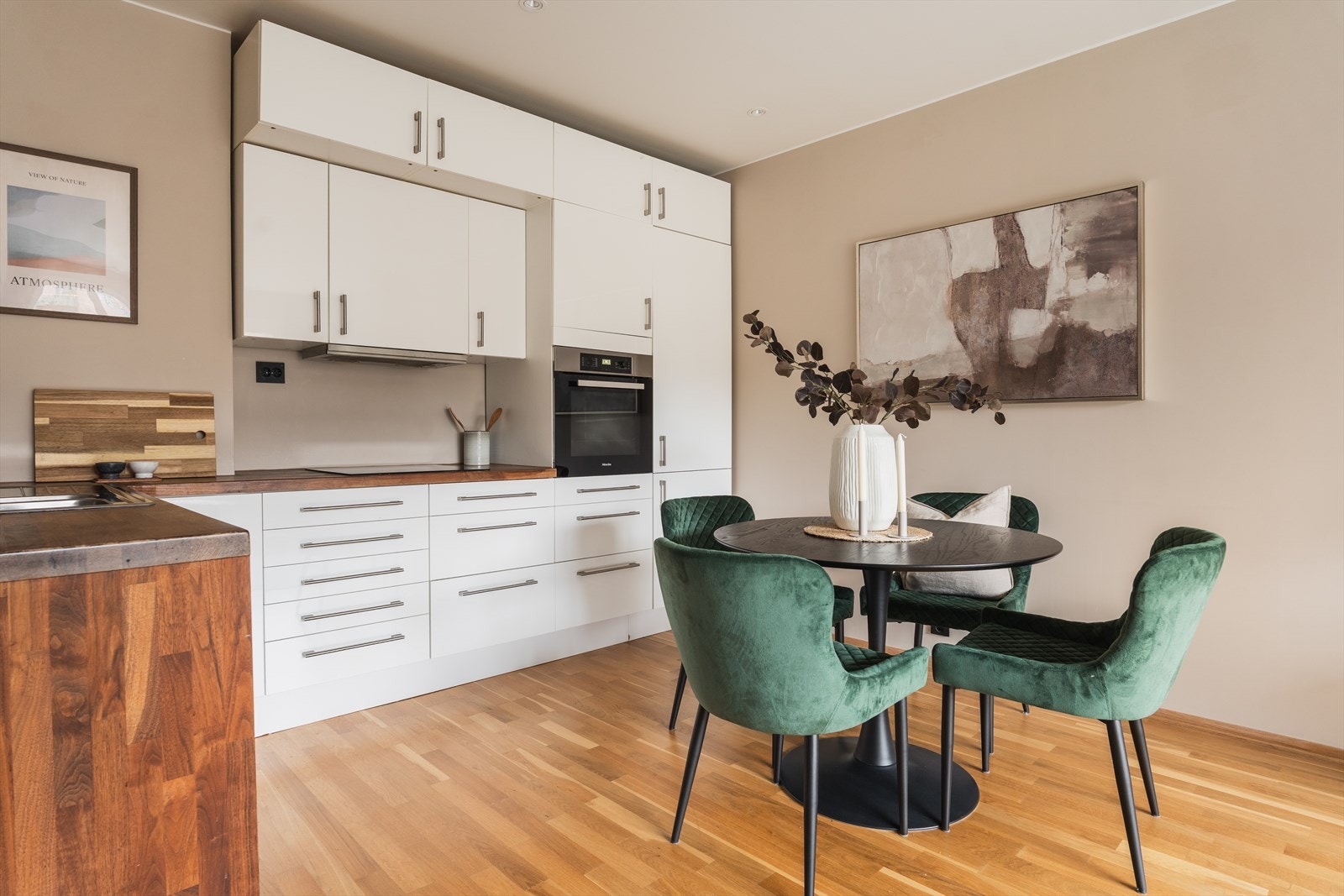 Kjøkkenet byr på godt med oppbevaringsplass og gode arbeidsflater. Galleribilde