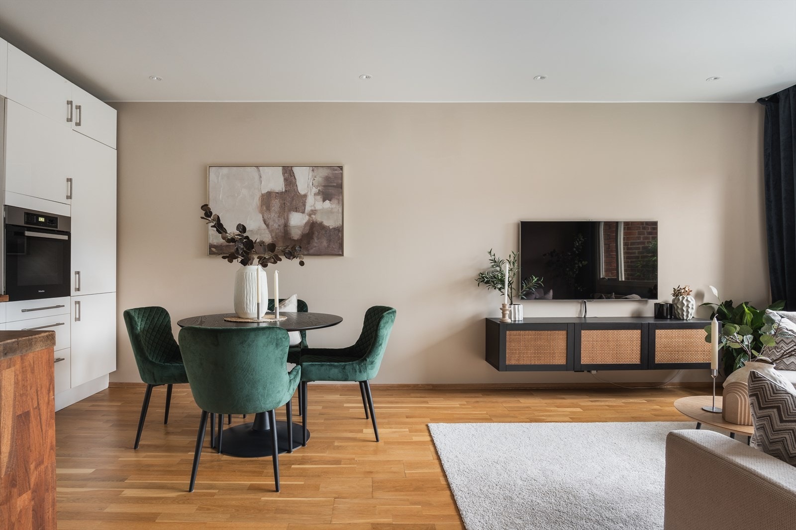 Samtlige vegger er malt i perioden 2023/2025, i en delikat farge. Downlights i tak fra 2023. Galleribilde