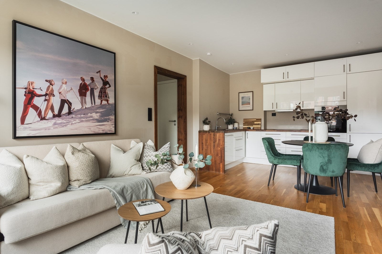 Takket være en smart arealfordeling får du et stort og sosialt oppholdsrom som er lett å møblere i flere soner. Galleribilde