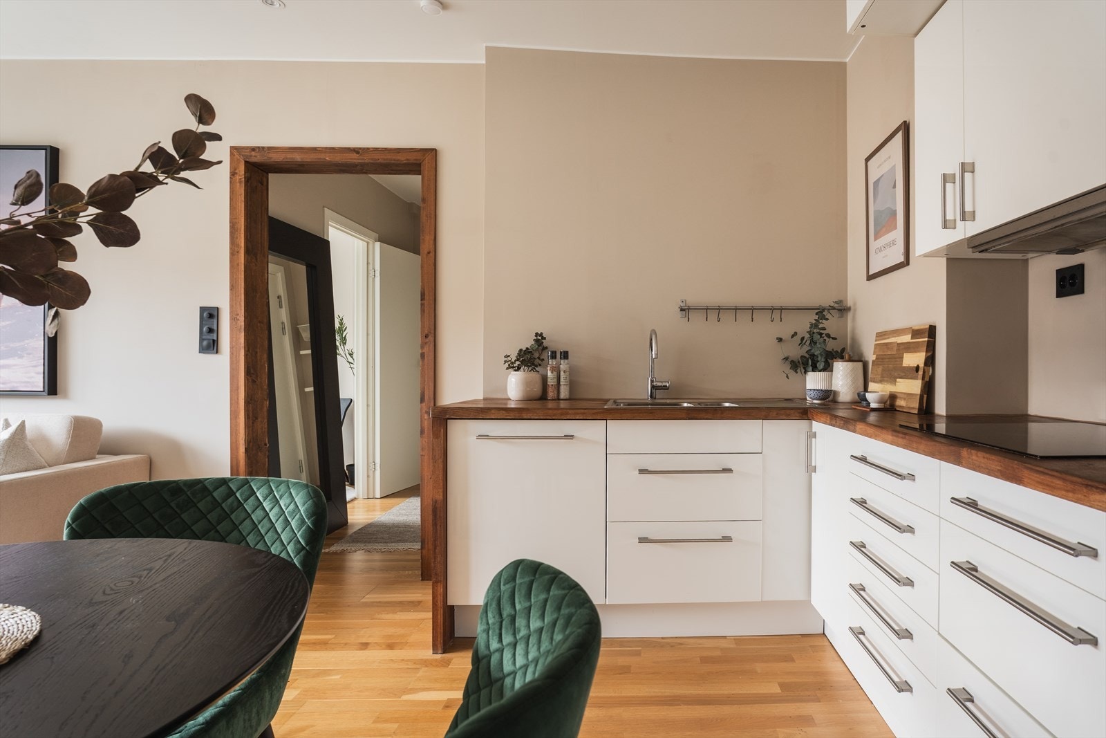 Stuen har videre adkomst til entréen, der bad og soverom ligger praktisk til på hver side. Galleribilde