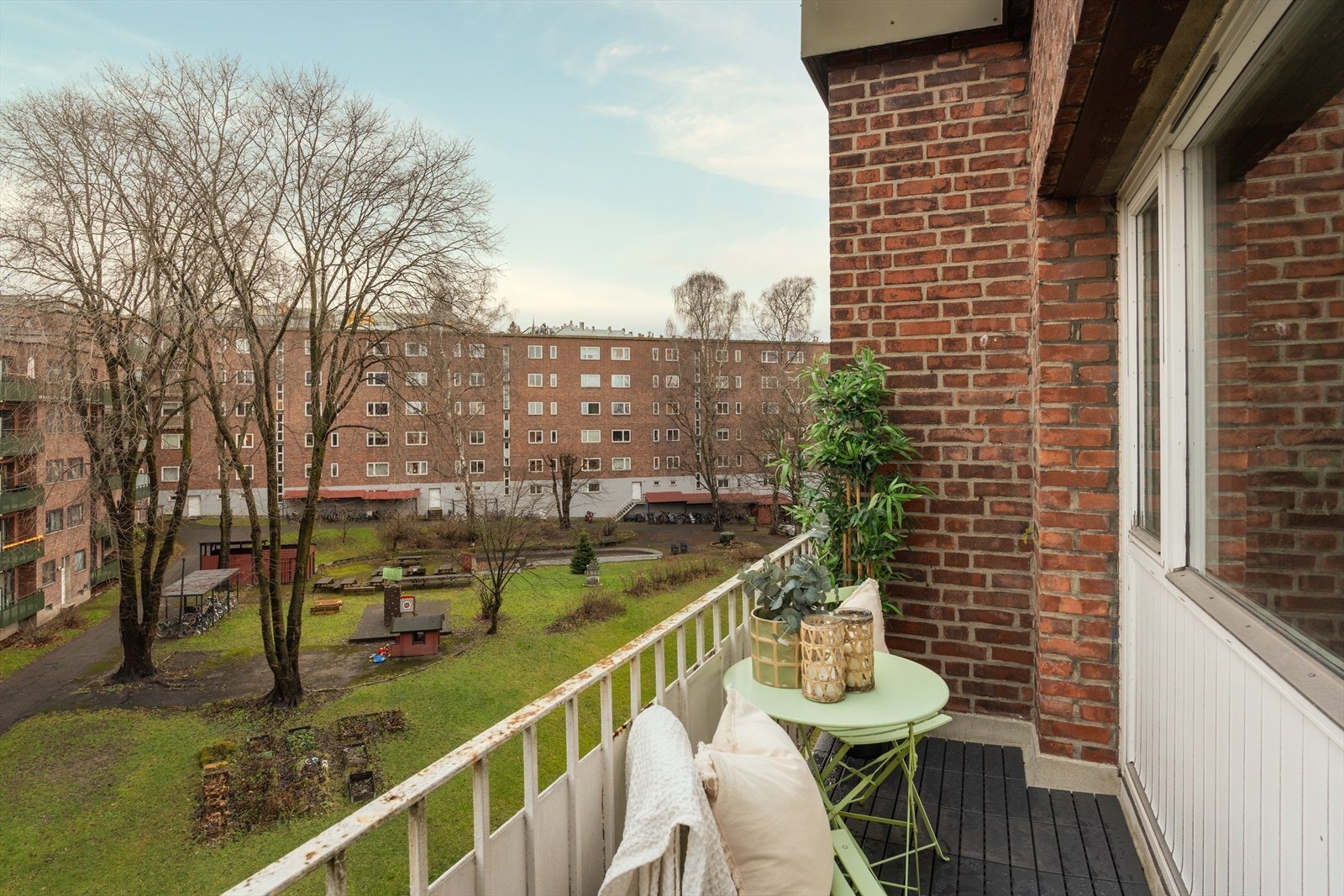 Svært god internbeliggenhet i byggets 6. og øverste etasje, med supre solforhold og hyggelig utsyn mot stort og frodig indre gårdsrom. Galleribilde