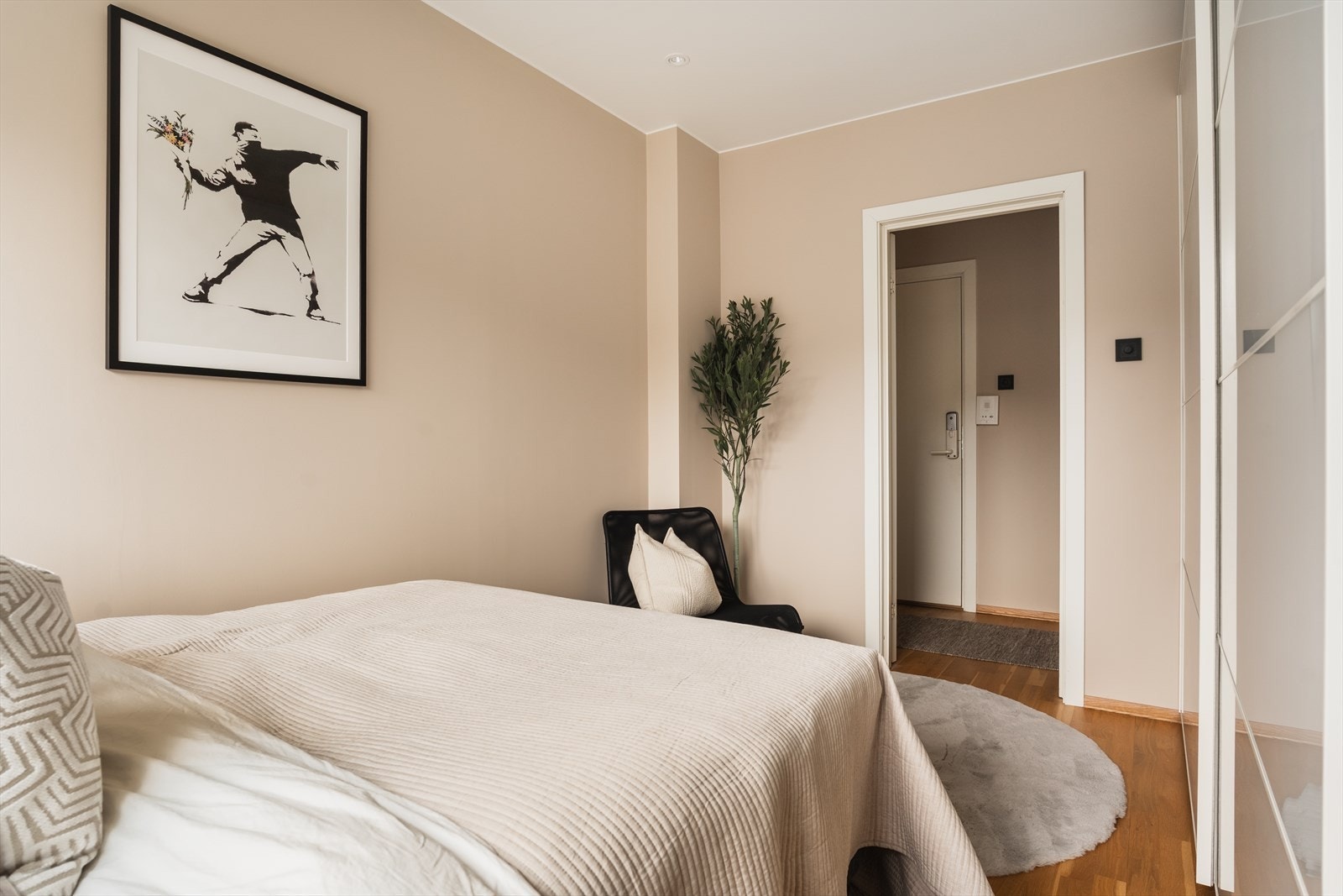 Downlights i tak, samt godt med naturlig lysinnslipp. Galleribilde