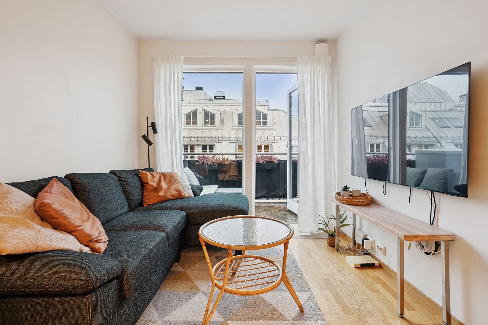 Innbydende stue med gode møblerinsmuligheter Galleribilde