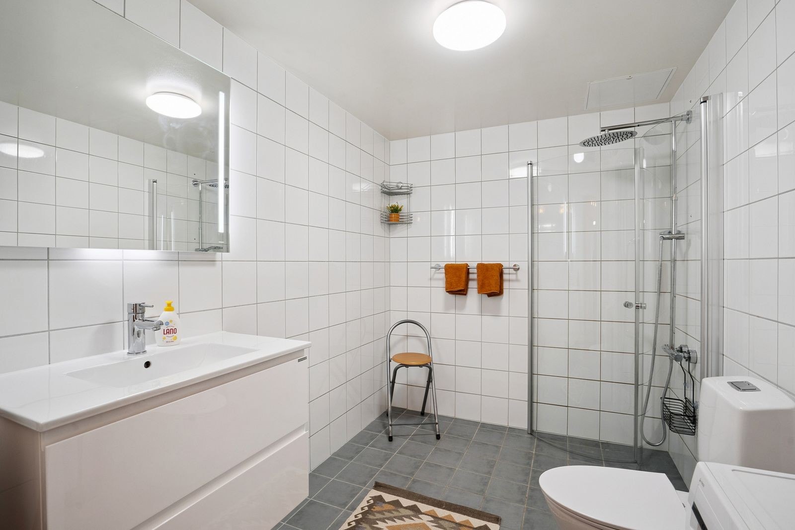 Pent flislagt bad med varmekabler. Vaskemaskin medfølger Galleribilde