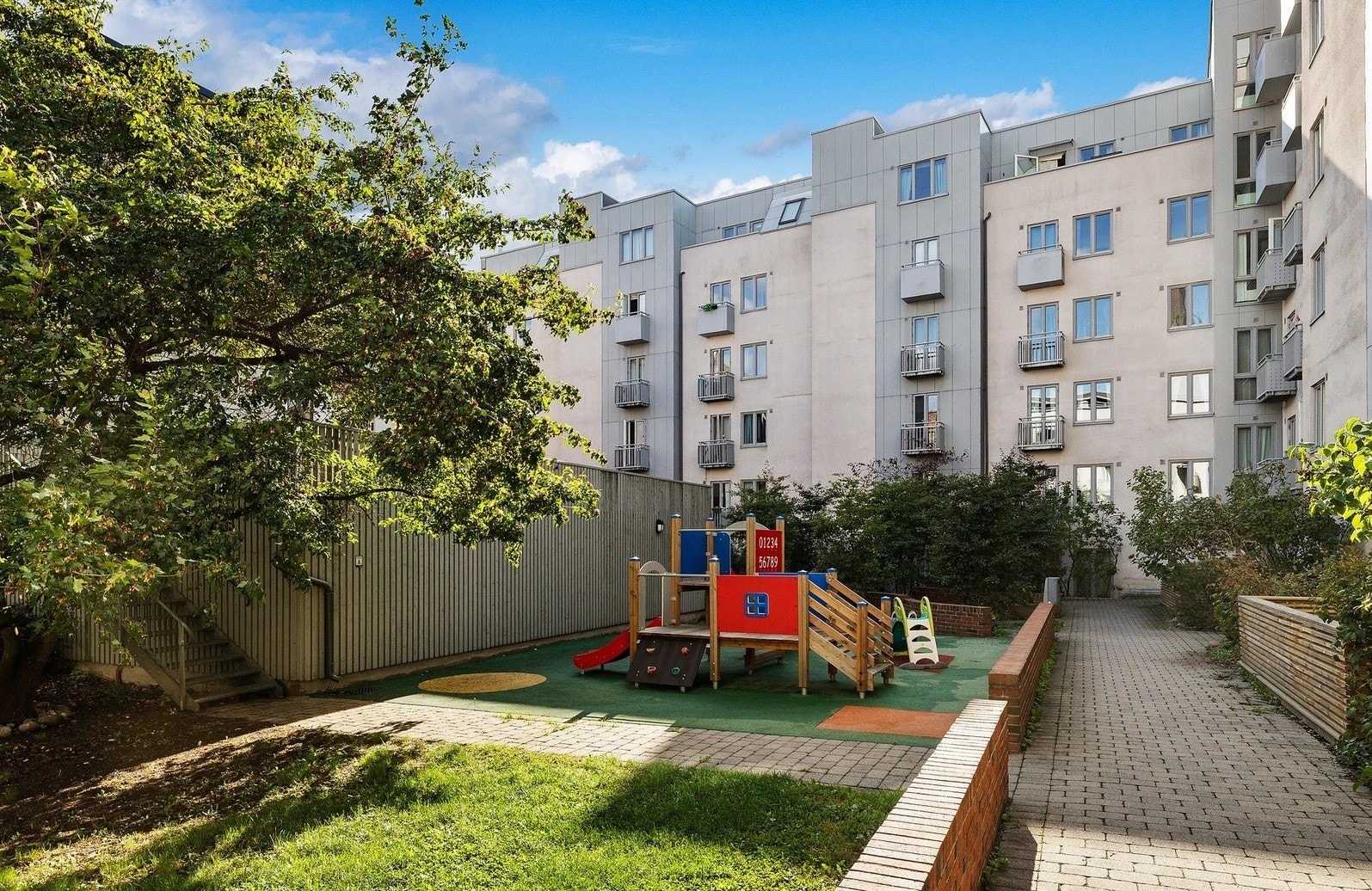 Området er pent opparbeidet med grøntarealer og lekeplass Galleribilde