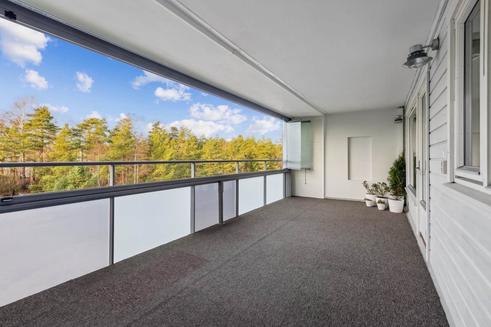 Boligen har innglasset balkong med god plass til utemøbler Galleribilde
