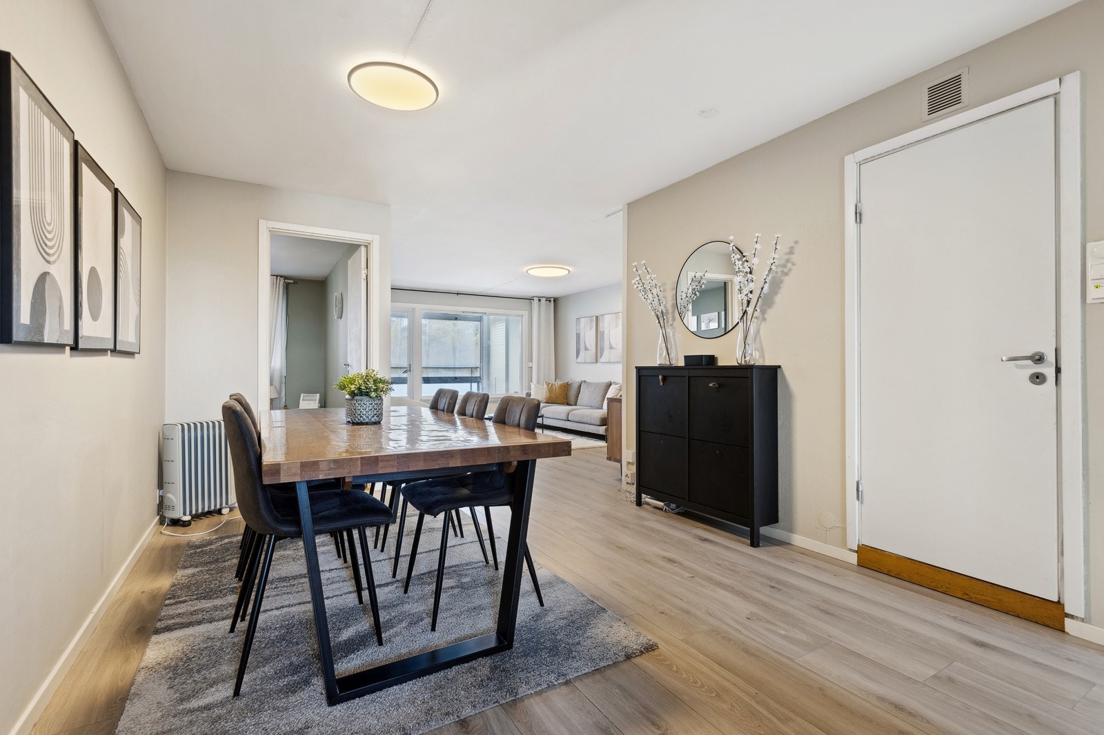 Her er det god plass til både spisestue og sofagruppe Galleribilde