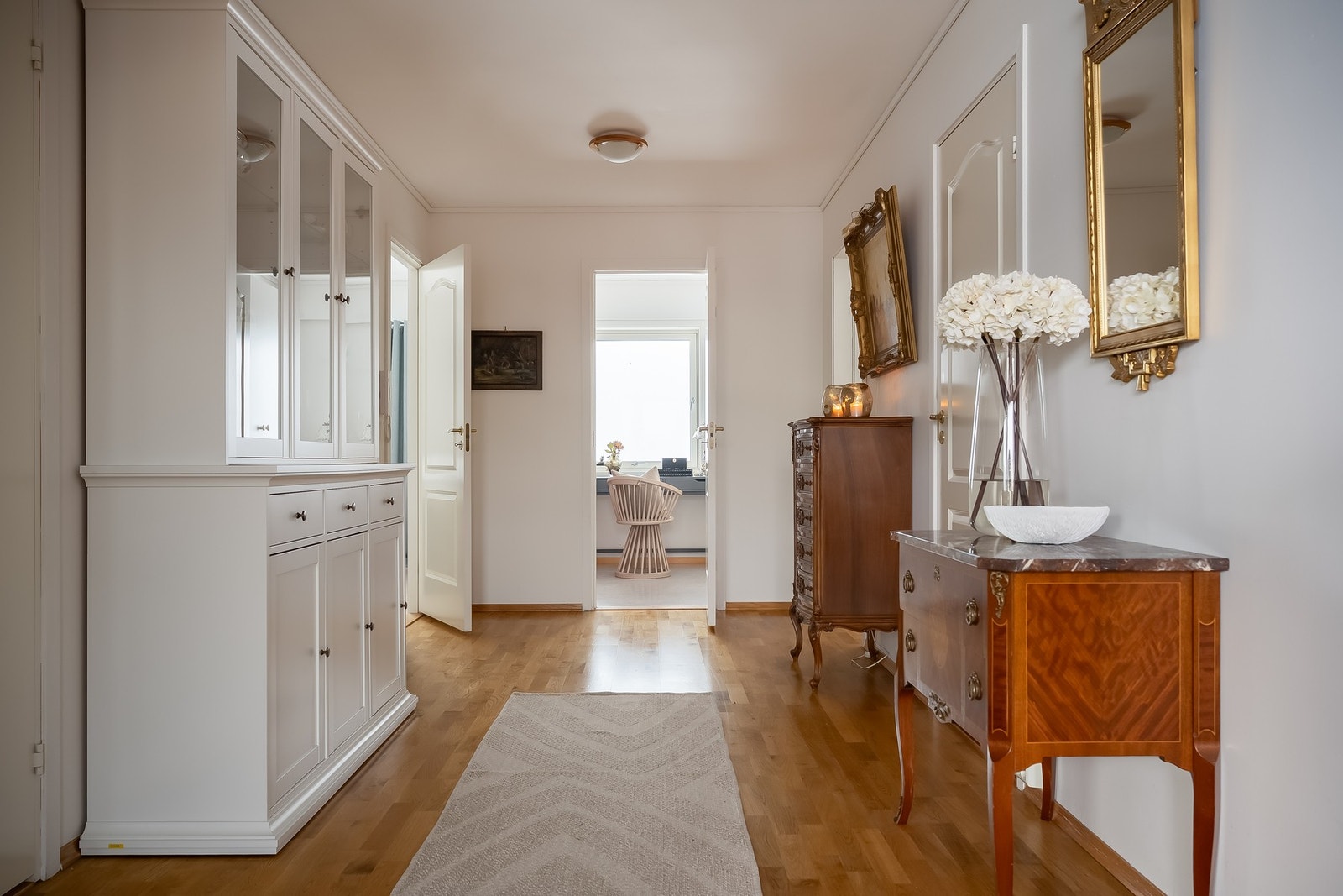 Romslig entré/gang. Galleribilde