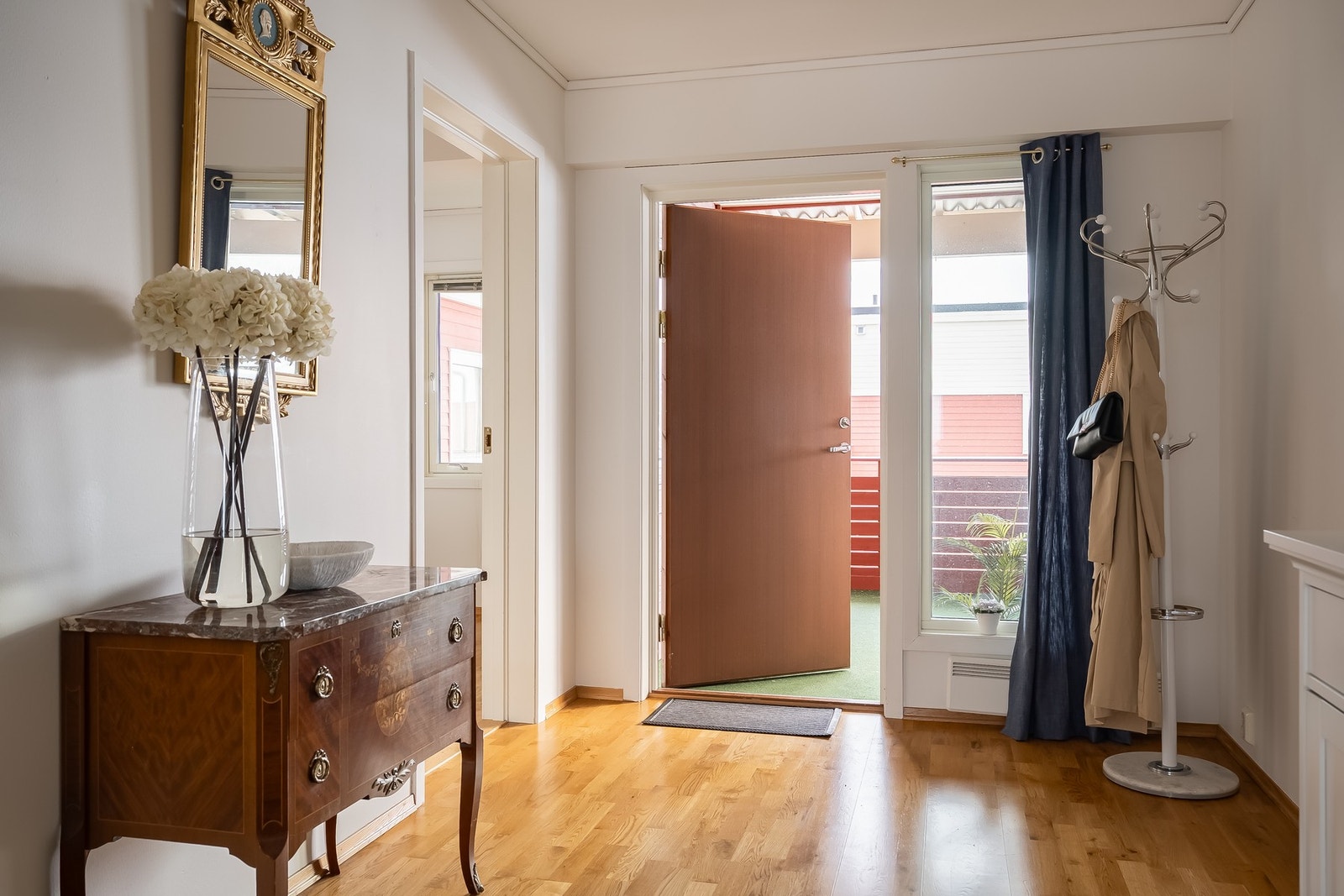 Leiligheten har adkomst via felles inngangsparti med trapperom og heis. Galleribilde