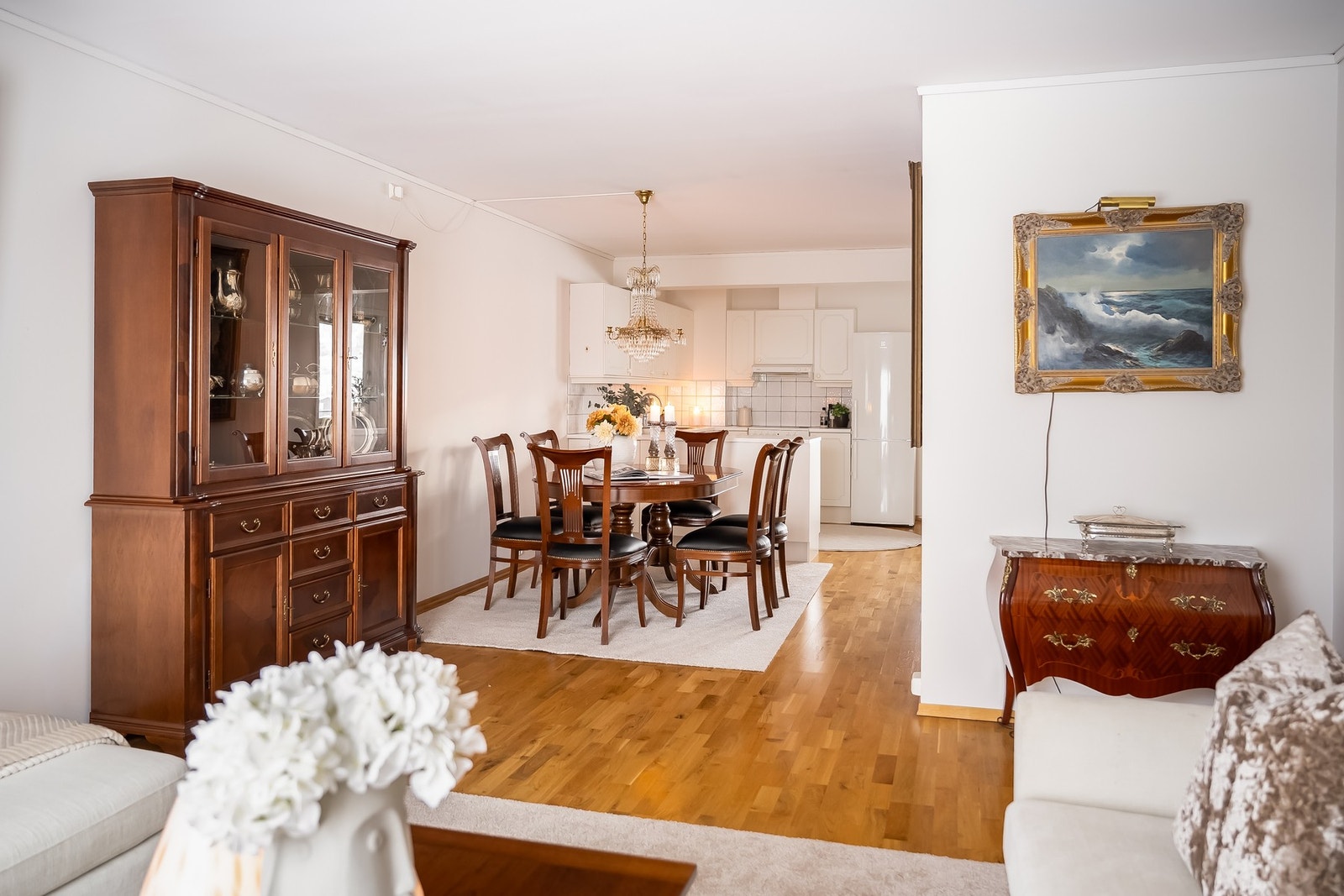 Alle rom er malt i lyse farger. Galleribilde