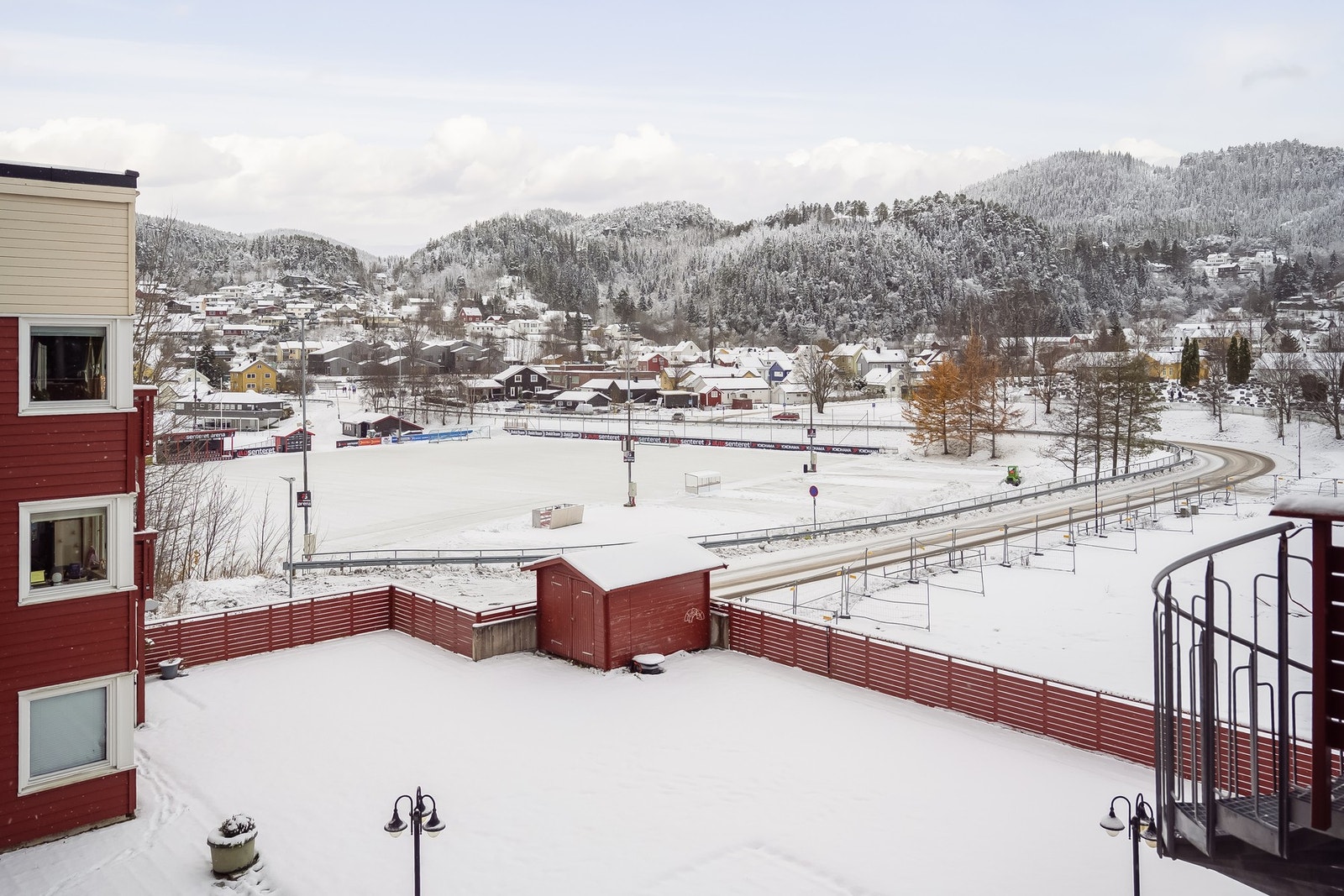 Åpent og luftig utsyn fra inngangspartiet mot fellesarealet. Galleribilde