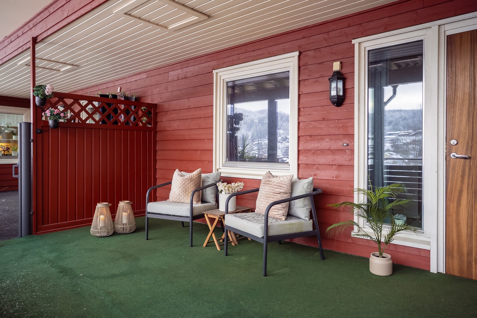 Fin uteplass ved inngangspartiet som vender mot felles takhage. Galleribilde