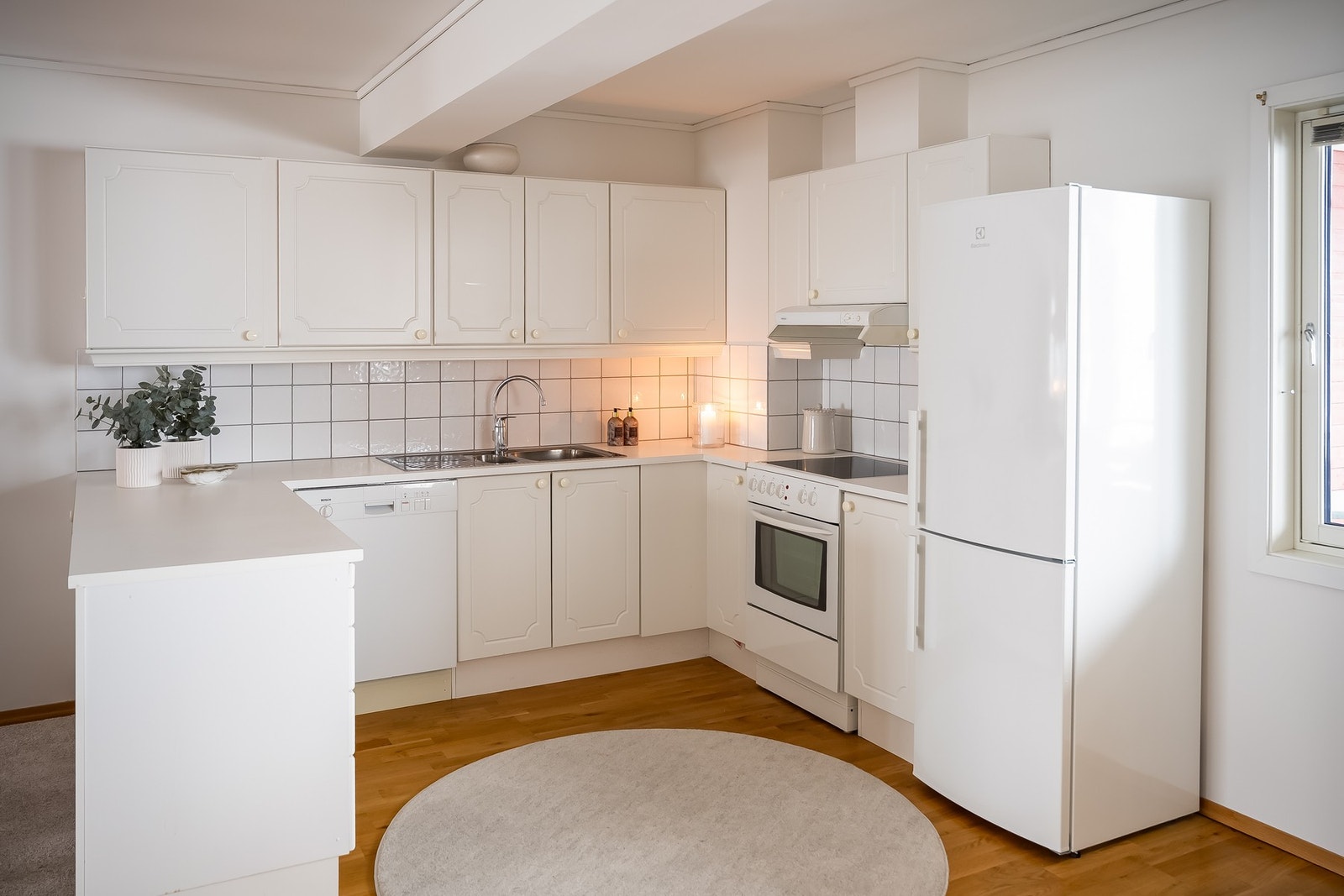 Hvitevarene på kjøkkenet medfølger i handelen. Galleribilde