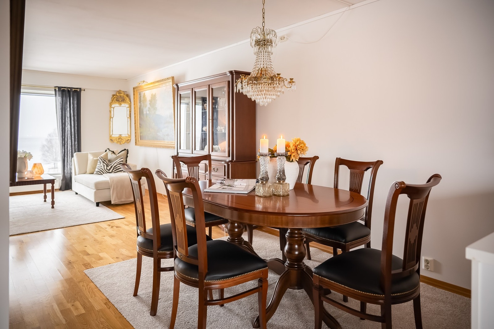 God plass til stor spisestue. Galleribilde