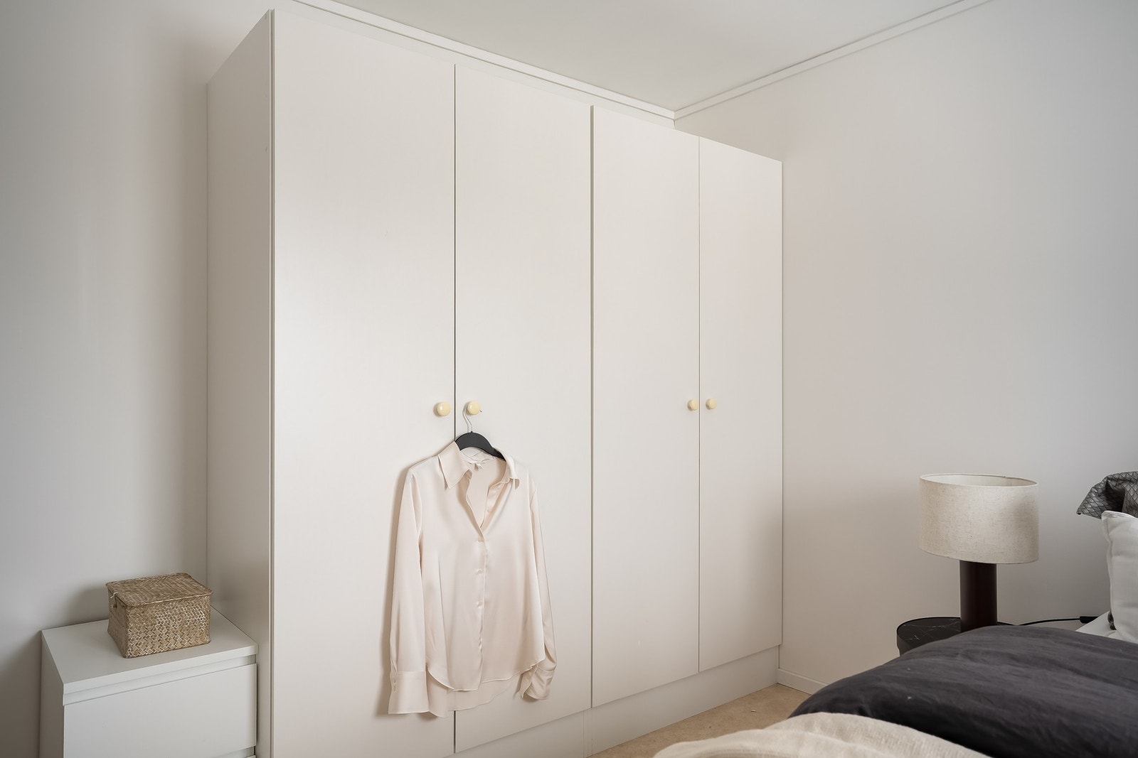 Garderobeskap medfølger. Galleribilde