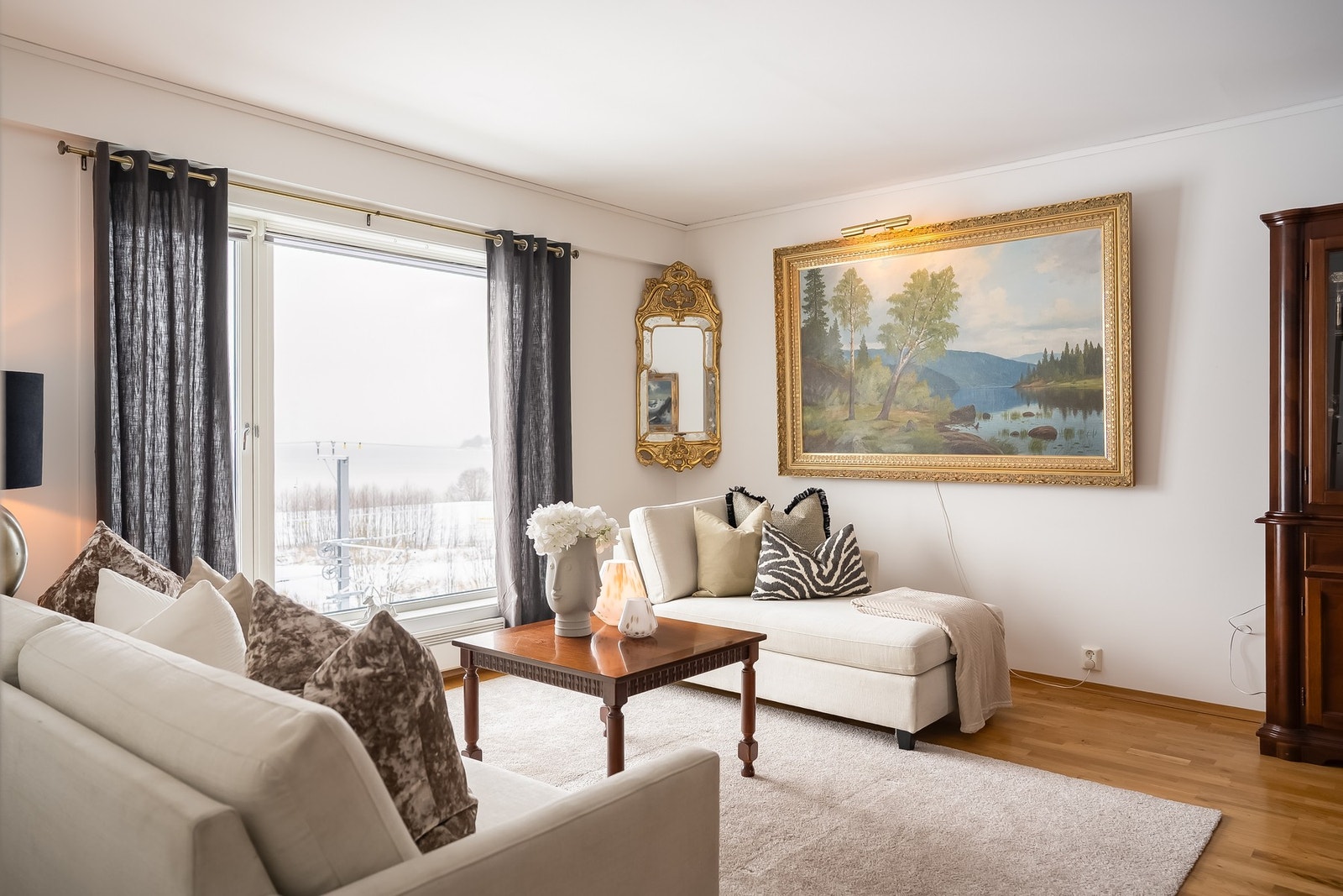 Store vinduer gir mye naturlig lys. Galleribilde