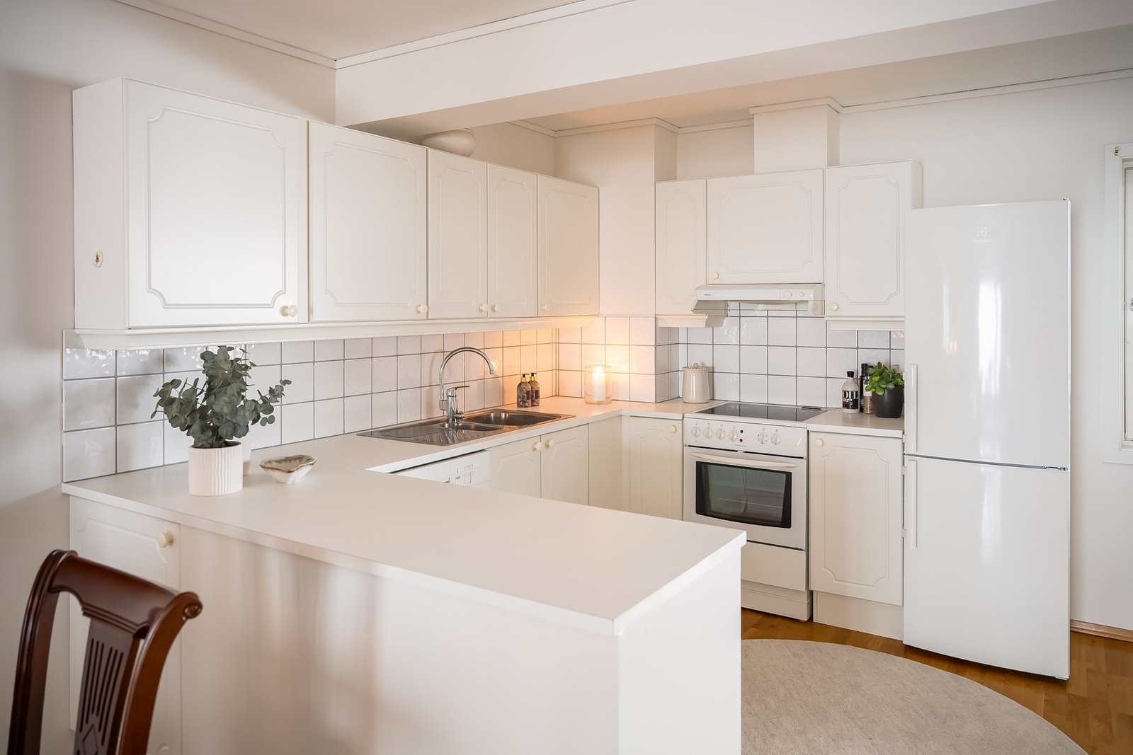 Kjøkken med mye skap- og benkeplass. Galleribilde