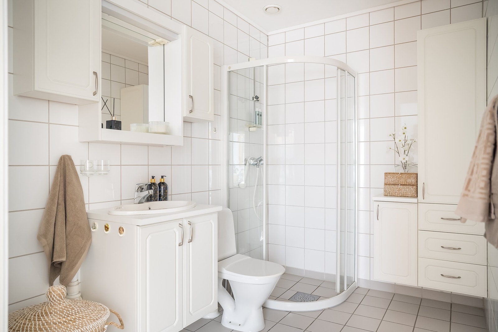 Pent flislagt bad i nøytrale farger. Galleribilde