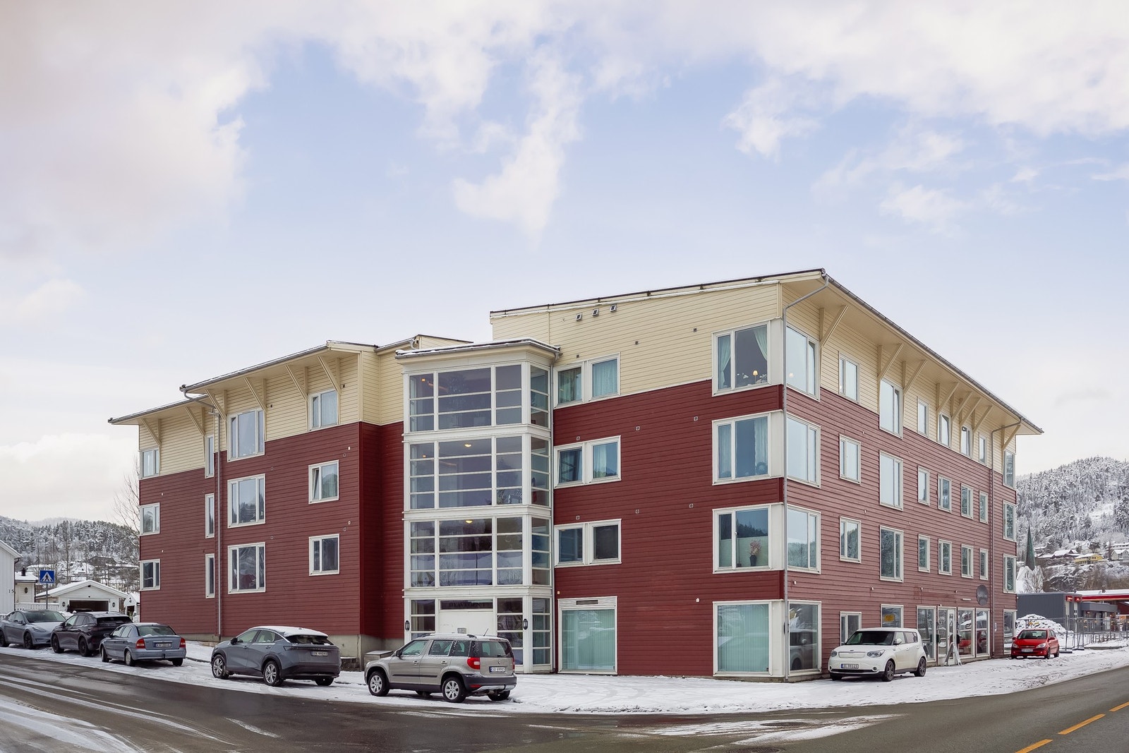 Fast plass i p-kjeller. Ellers har leiligheten en gunstig plassering i 3. etasje, vendt mot fjorden. Galleribilde