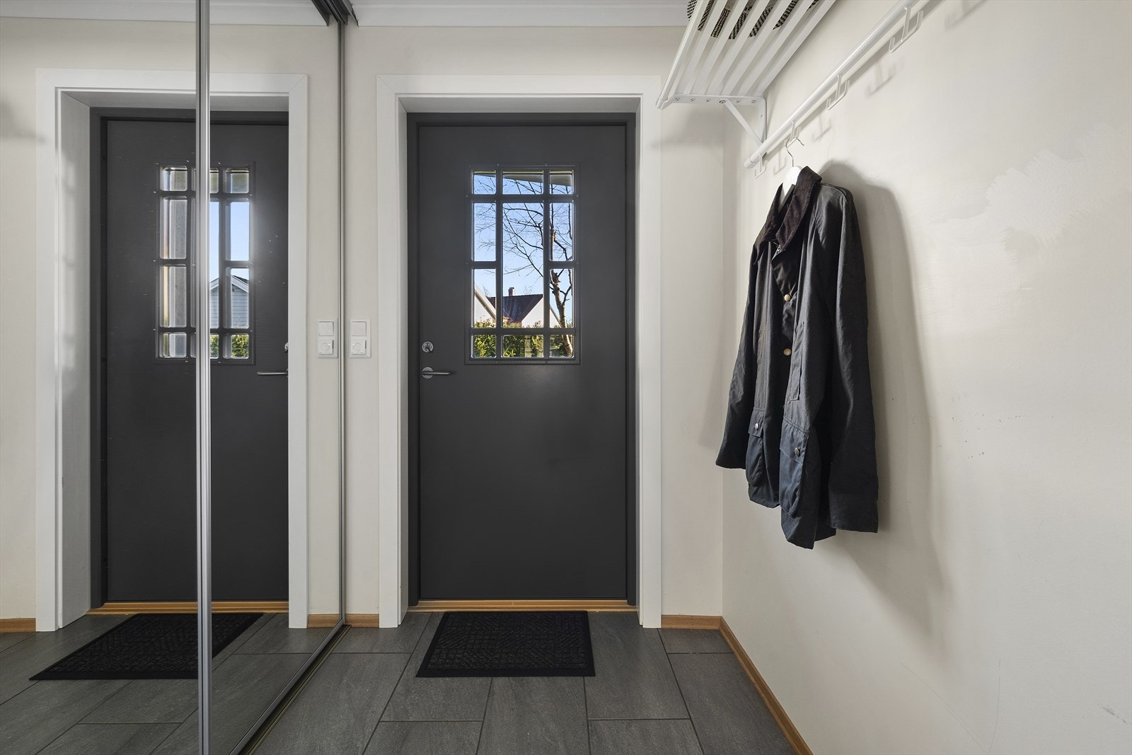 Romslig gang med skyvedørsgarderobe Galleribilde