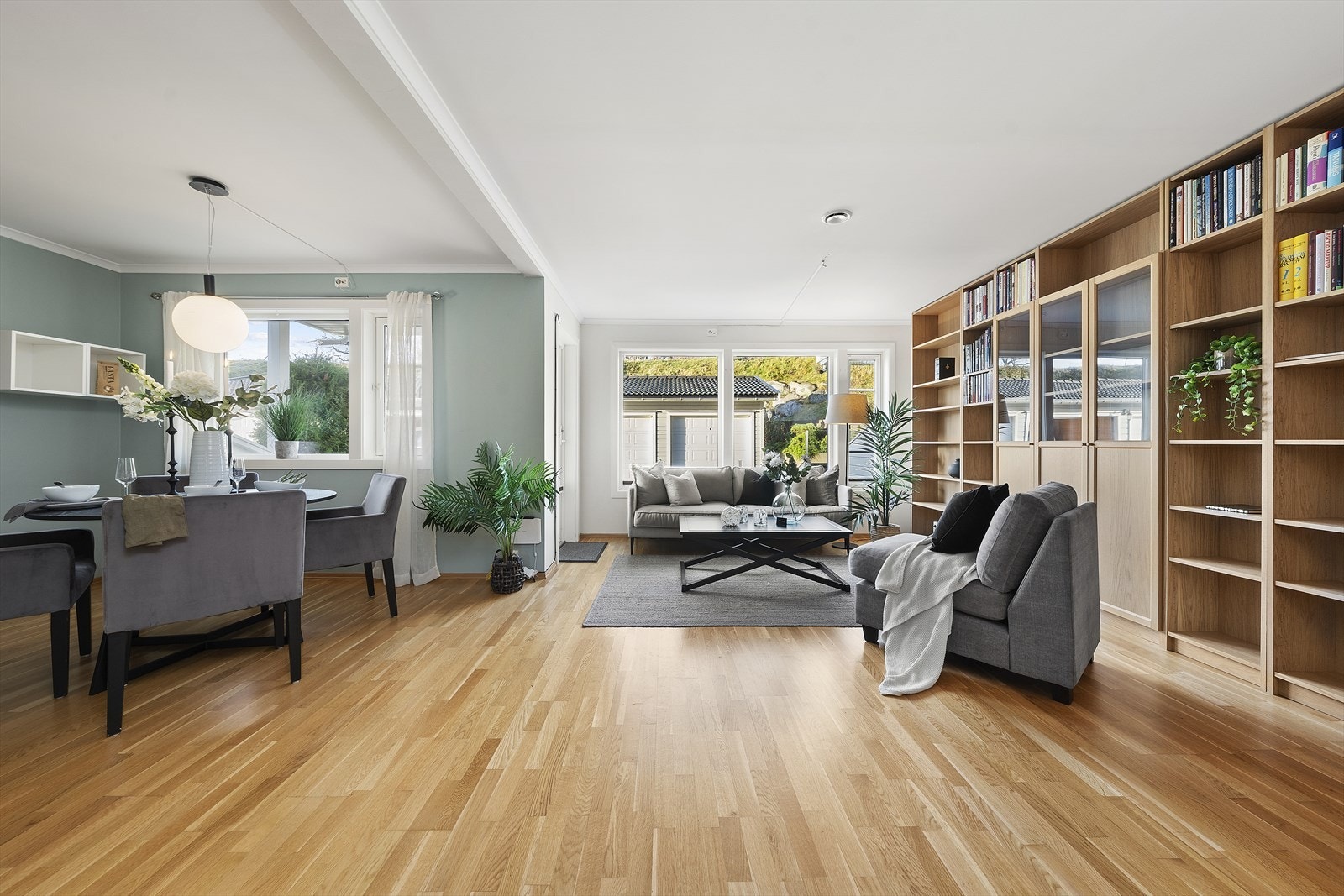 Stue med store vinduer som gir mye lys inn Galleribilde