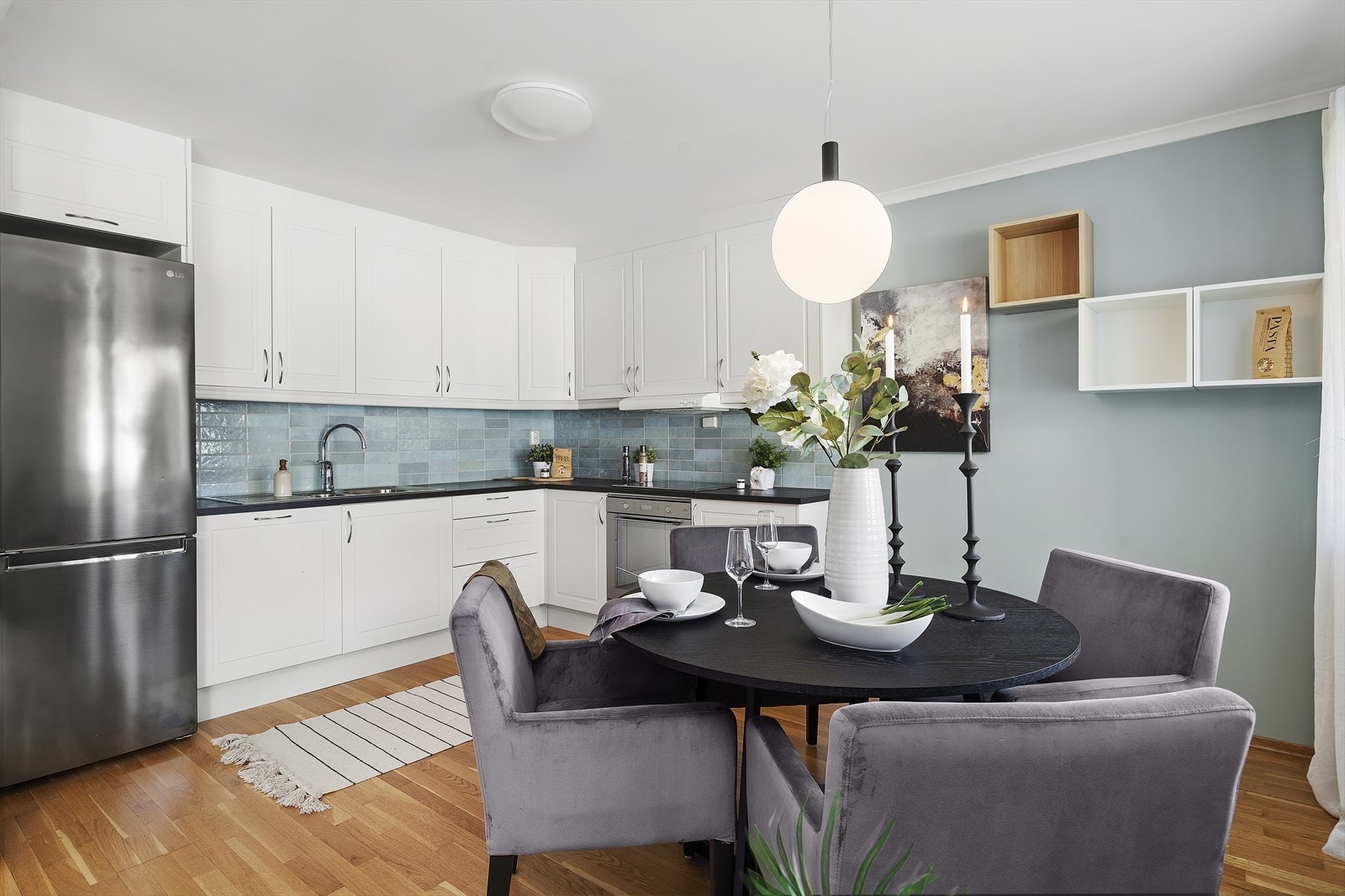 Kjøkkenen har godt med skap og benkeplass Galleribilde