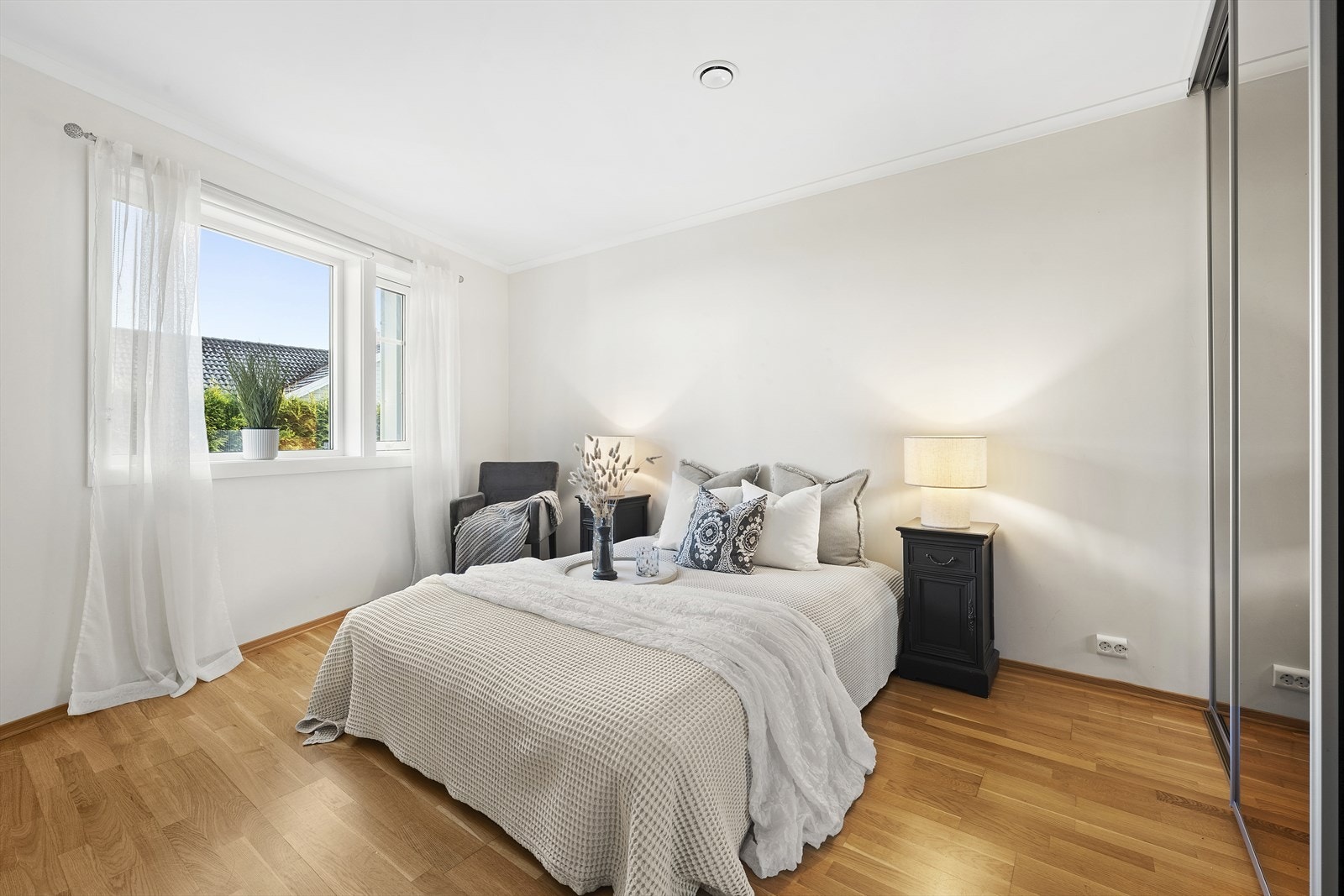 Hovedsoverom med skyvedørsgarderobe Galleribilde