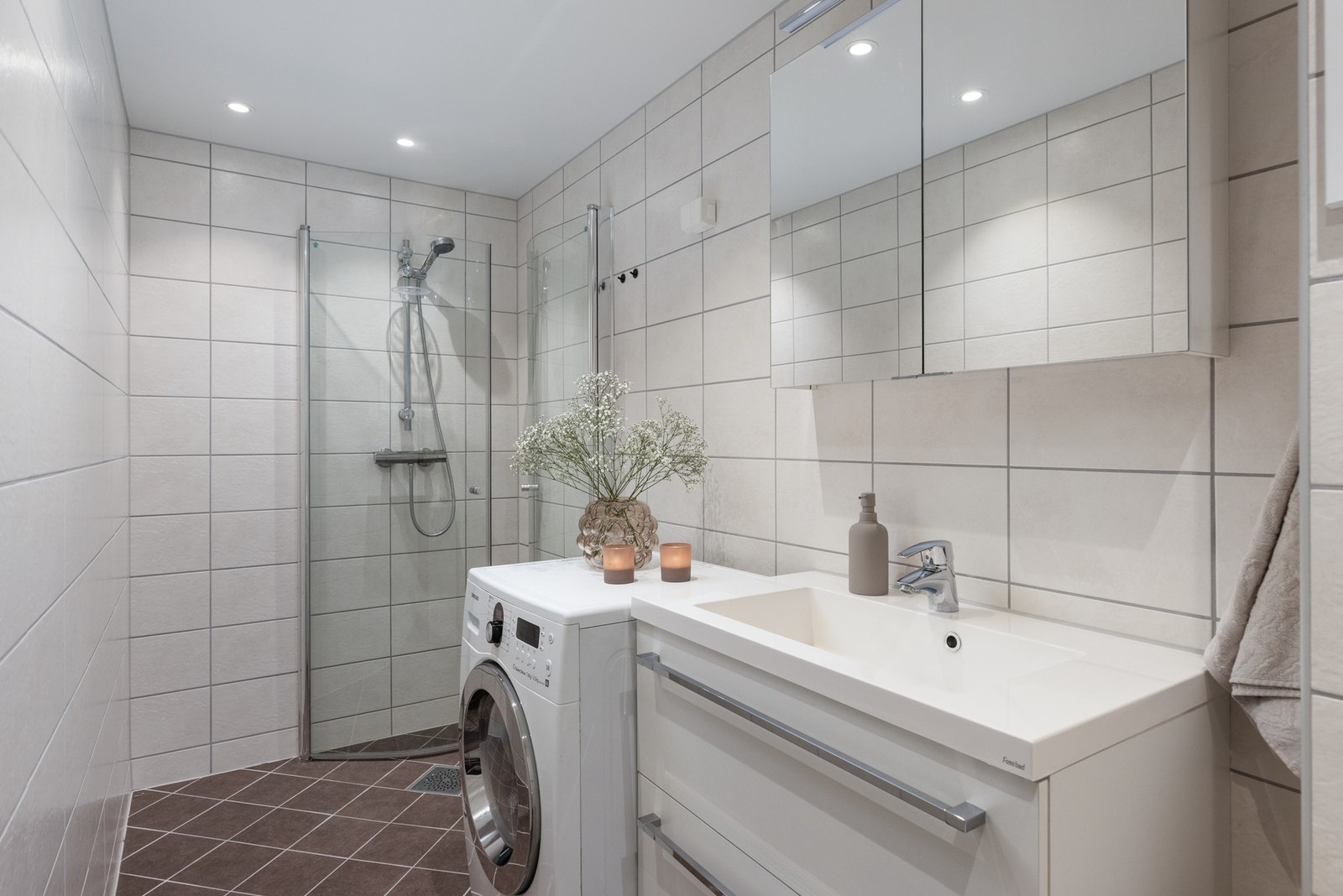 Badet ble totalt modernisert i regi av borettslaget i 2019, som følgelig gir en god og trygg standard. Galleribilde