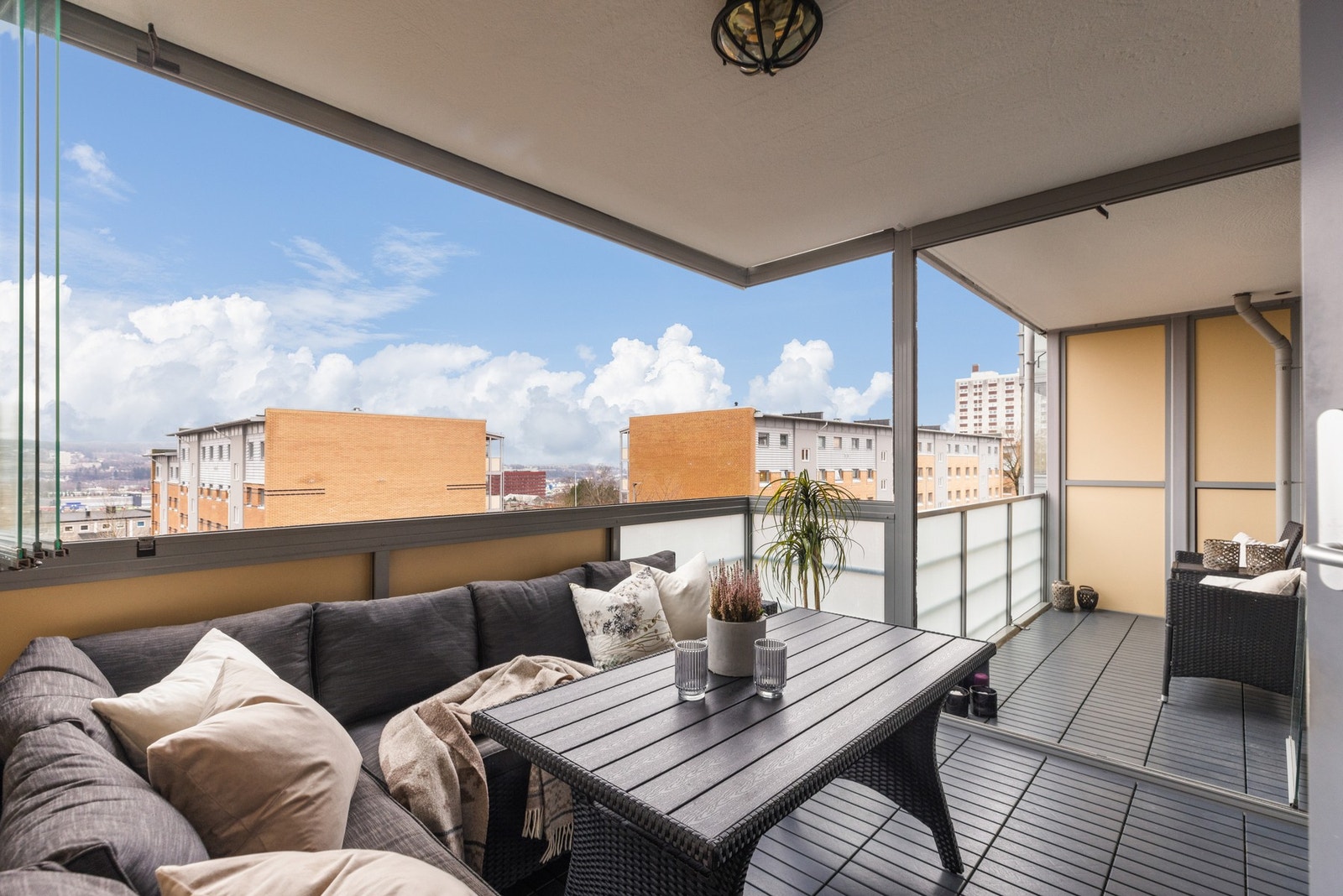 Leilighetens balkong er delt inn i to soner; en innglasset del og en åpen del. Innglasseringen kan åpne og lukkes helt. Galleribilde