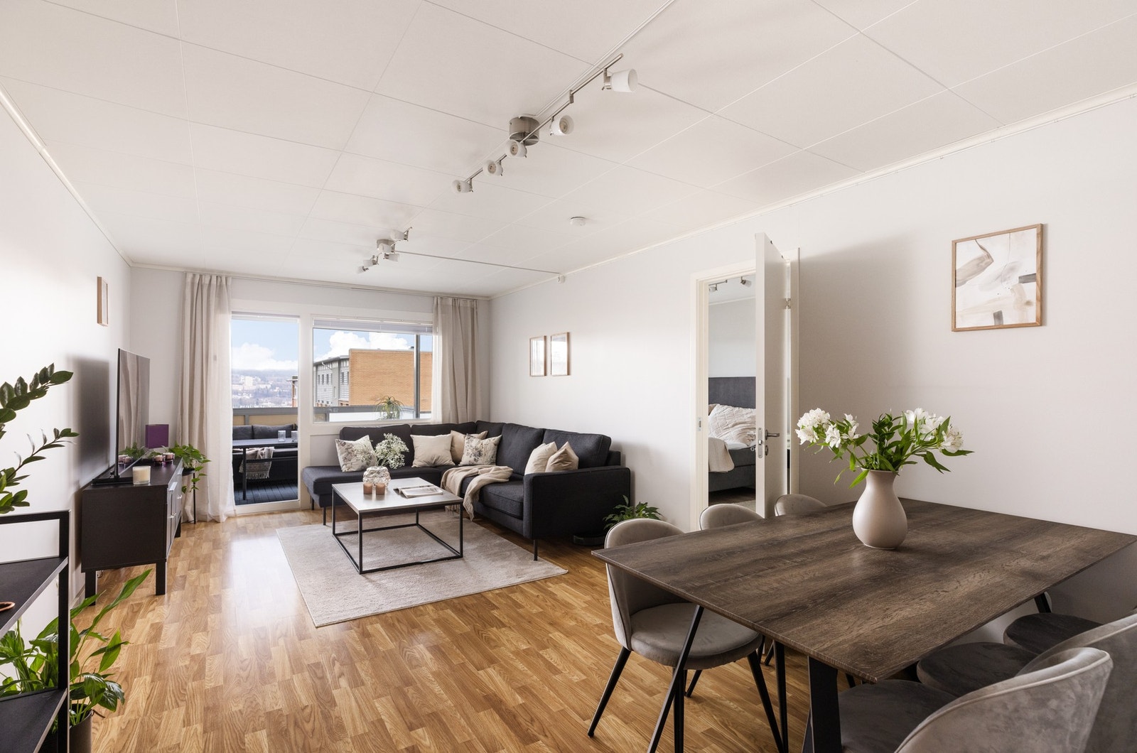 Rommet har fått nye overflater på vegger, ny isolasjon rundt vinduene samt oppgradert elektrisk anlegg. Galleribilde