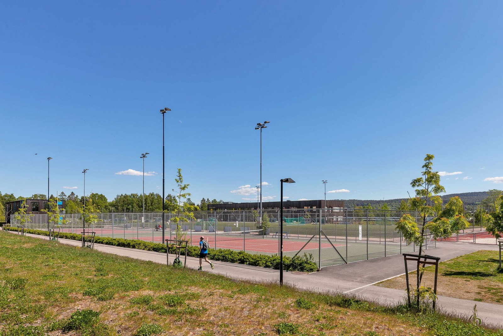 Veitvet aktivitetspark med fotball, basket, tennis m.m. Galleribilde